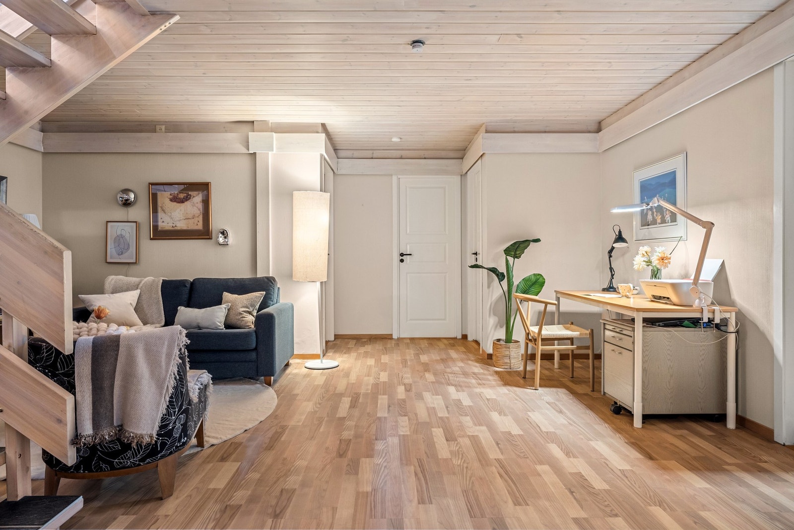 Du møtes først av en hall som egner seg godt til kjellerstue for ungdommen. Galleribilde
