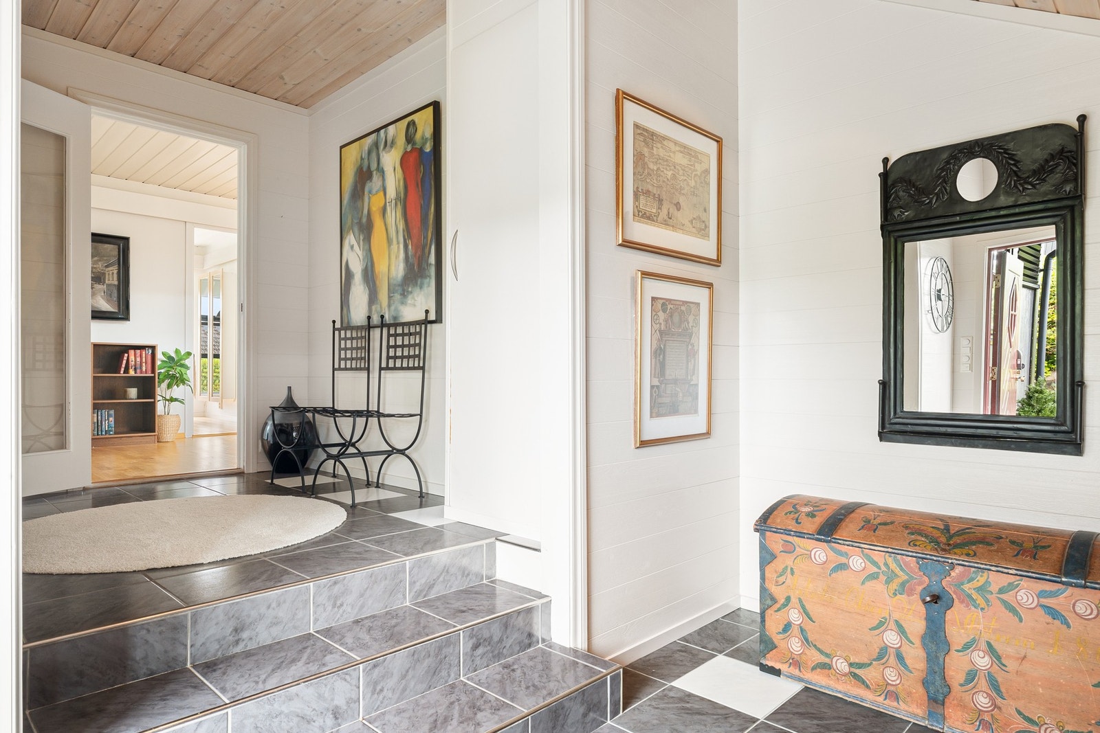 Huset har alt du trenger på ett plan, men har også underetasje og loft som kan tilpasses familiens behov. Galleribilde