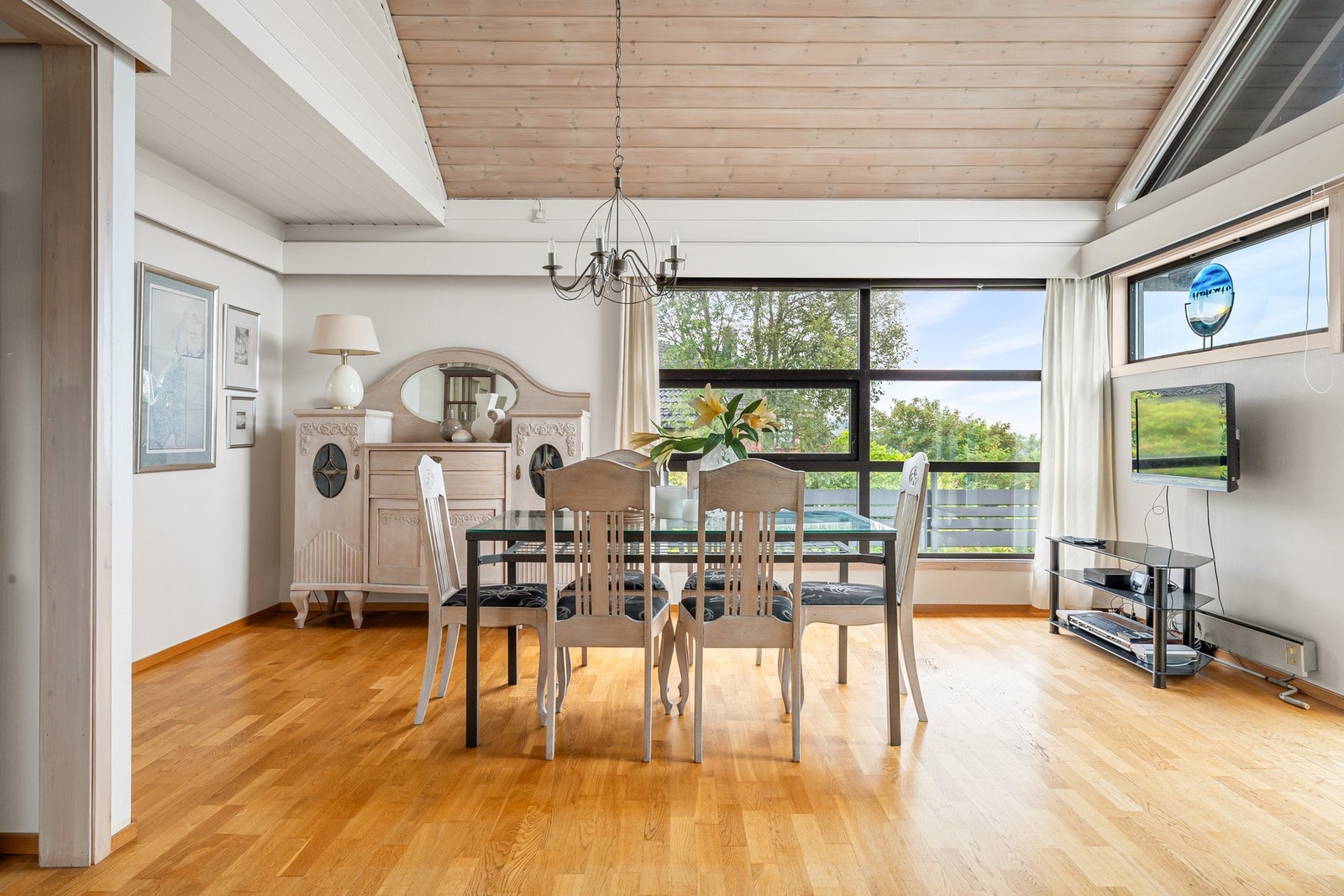Mellom stuen og kjøkkenet har du plass til et langbord hvor du kan invitere på gode måltider med venner og familie. Galleribilde