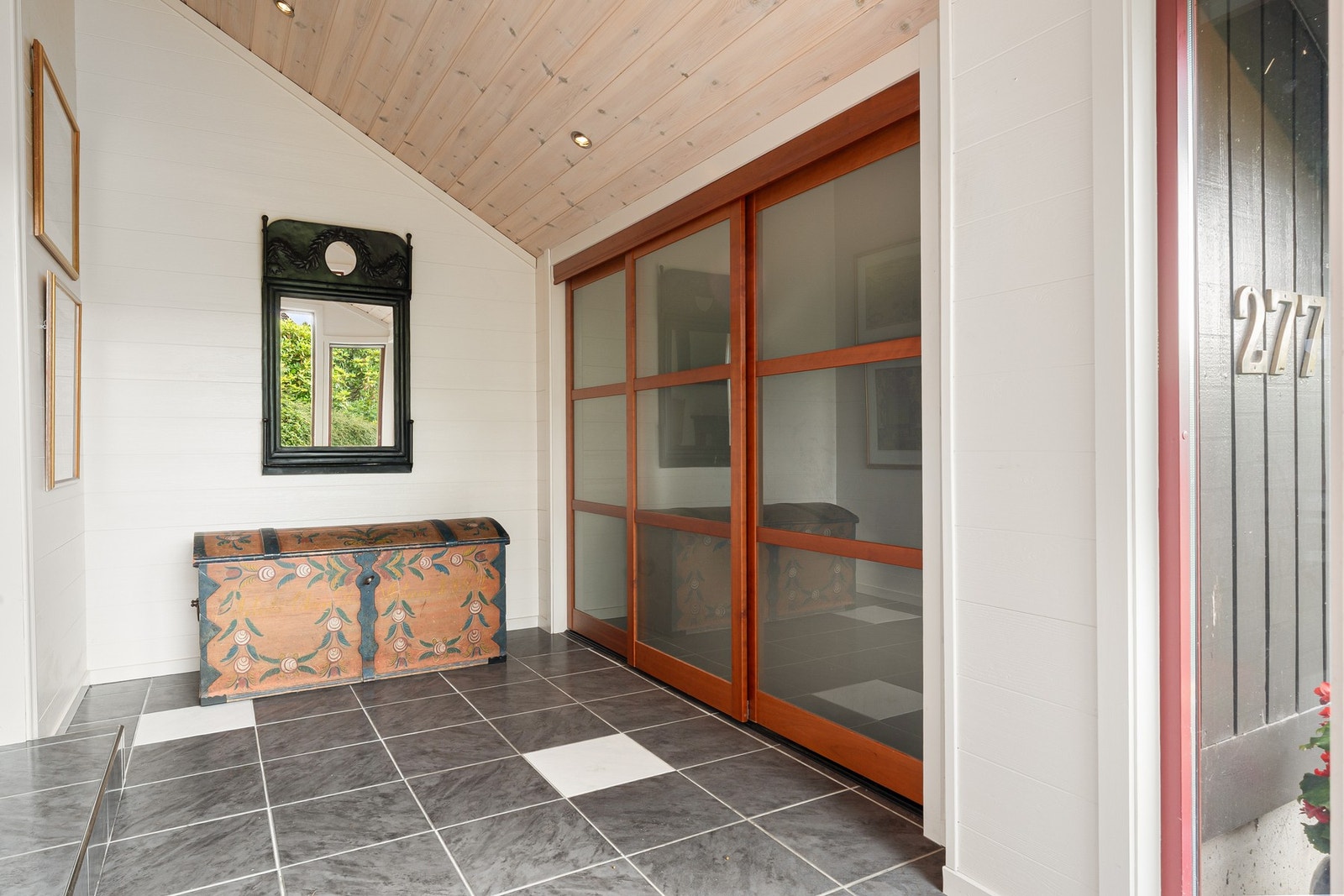 Du ønskes velkommen hjem av en stor entré med god oppbevaringsplass for sko og yttertøy. Galleribilde