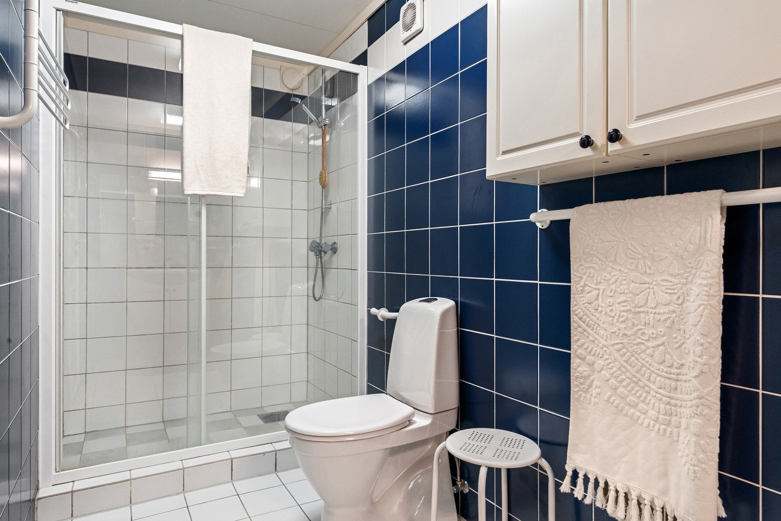 Badet er helfliset og har varmekabler i gulvet. Galleribilde