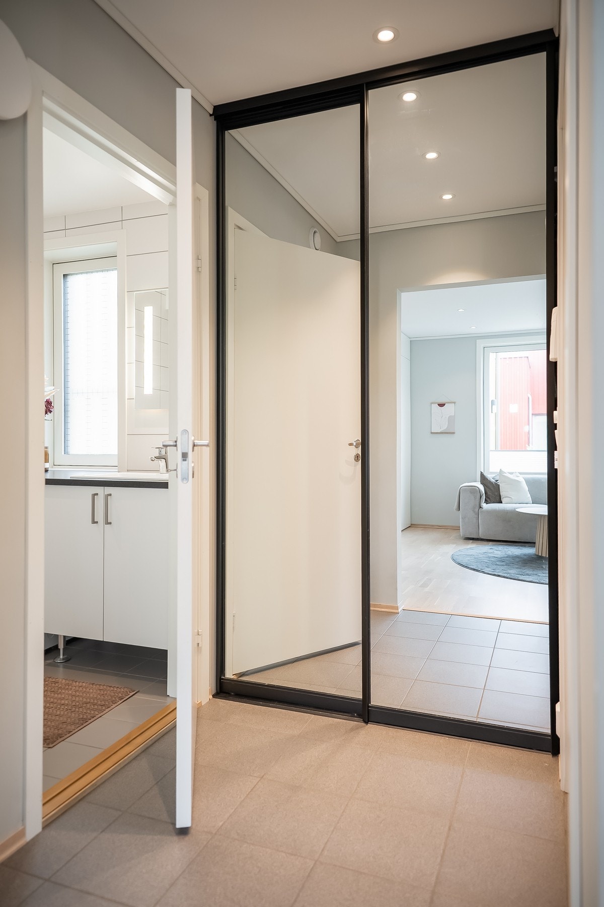 I entreen har du en praktisk skyvedørsgarderobe for enkel av og påkledning. Galleribilde