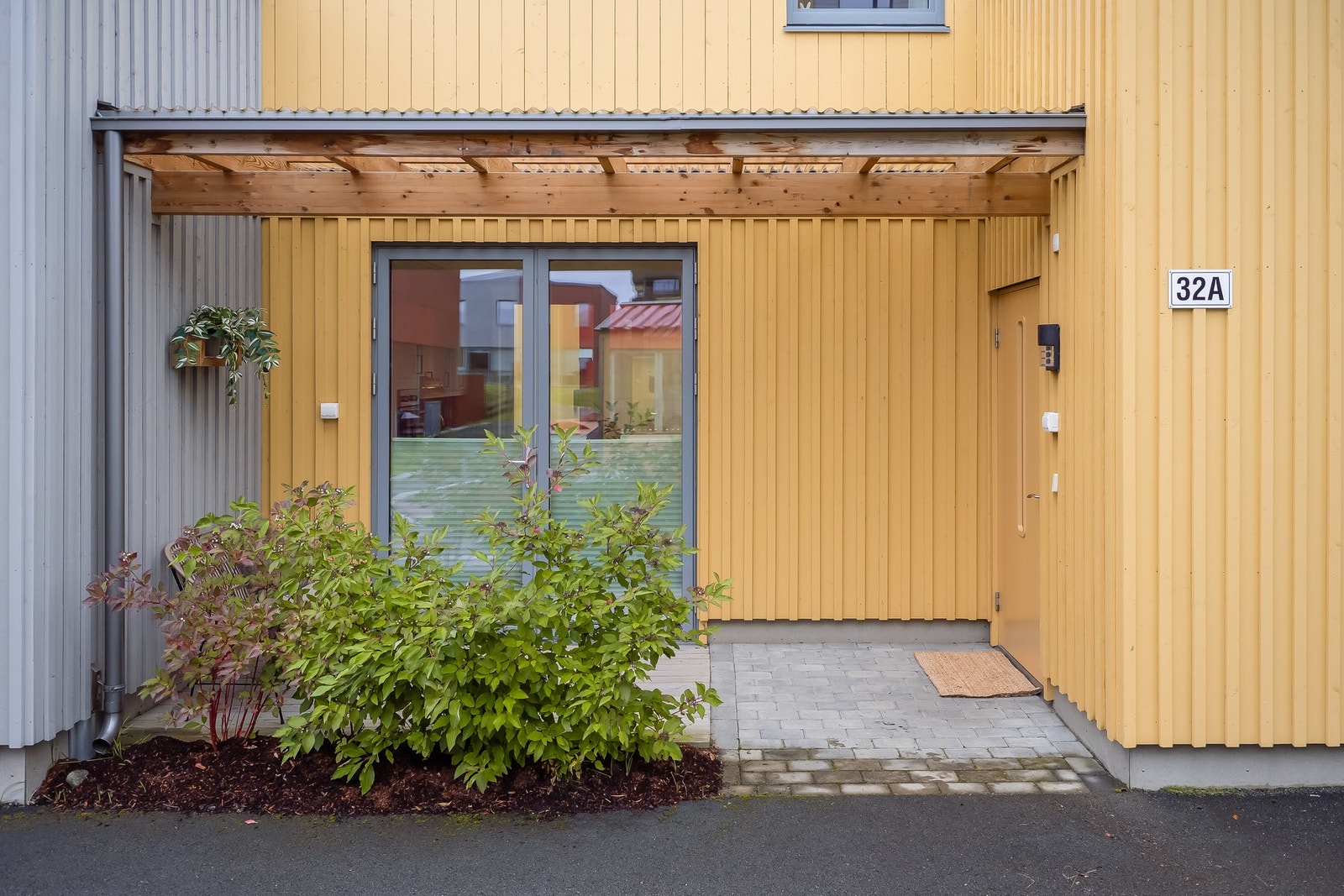 Skjermet med buskvekster for redusert innsyn. Galleribilde