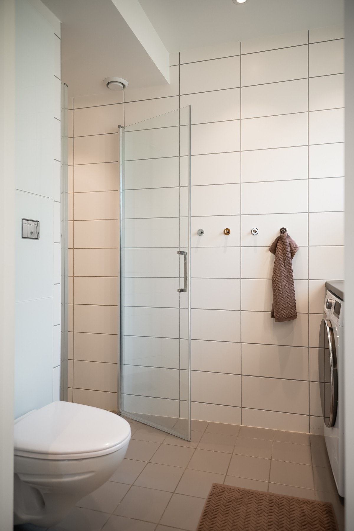 Badet er i flis, og er praktisk innredet. Galleribilde