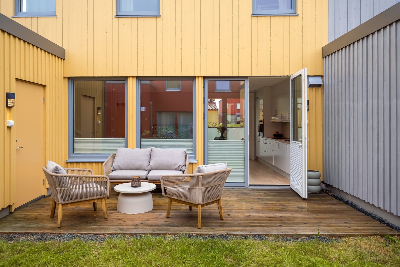 Utvendig har boligen plattinger på begge sider som nytes godt sommerhalvåret. Galleribilde