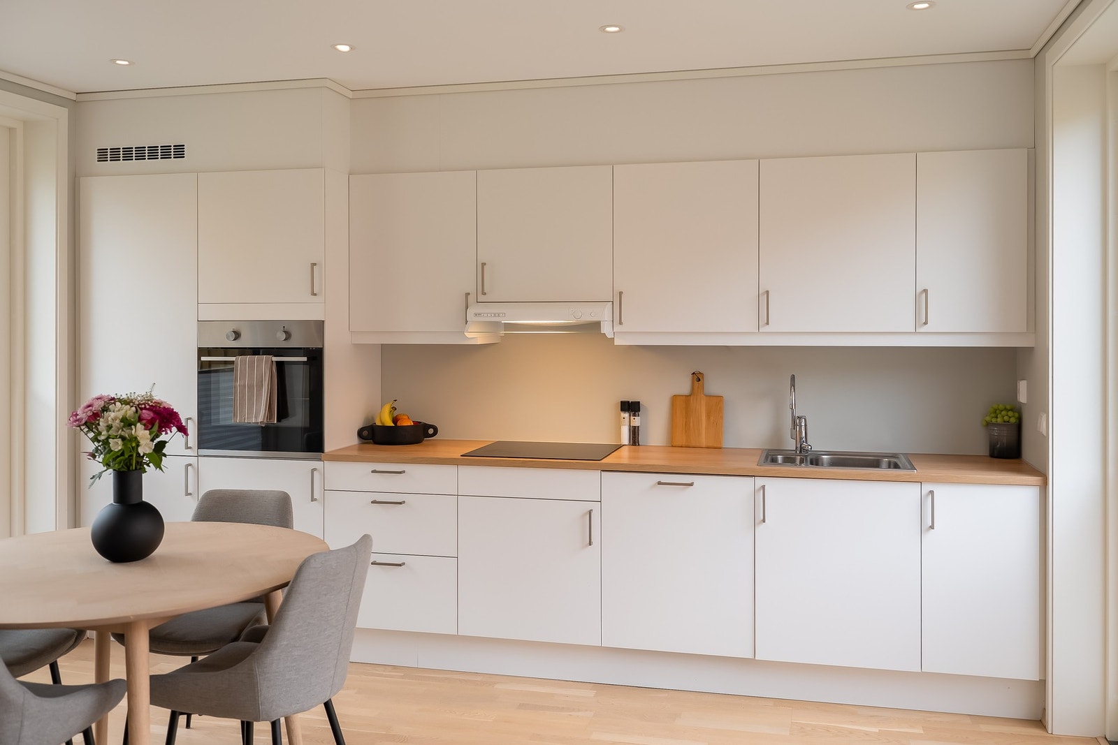 Køkkeninnredning fra Sigdal i et tidløst fargevalg og integrerte hvitevarer fra Electrolux. Galleribilde