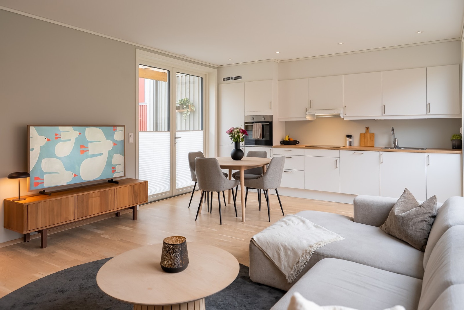 Rommet fremstår moderne og har en lettmøblert planløsning. Galleribilde