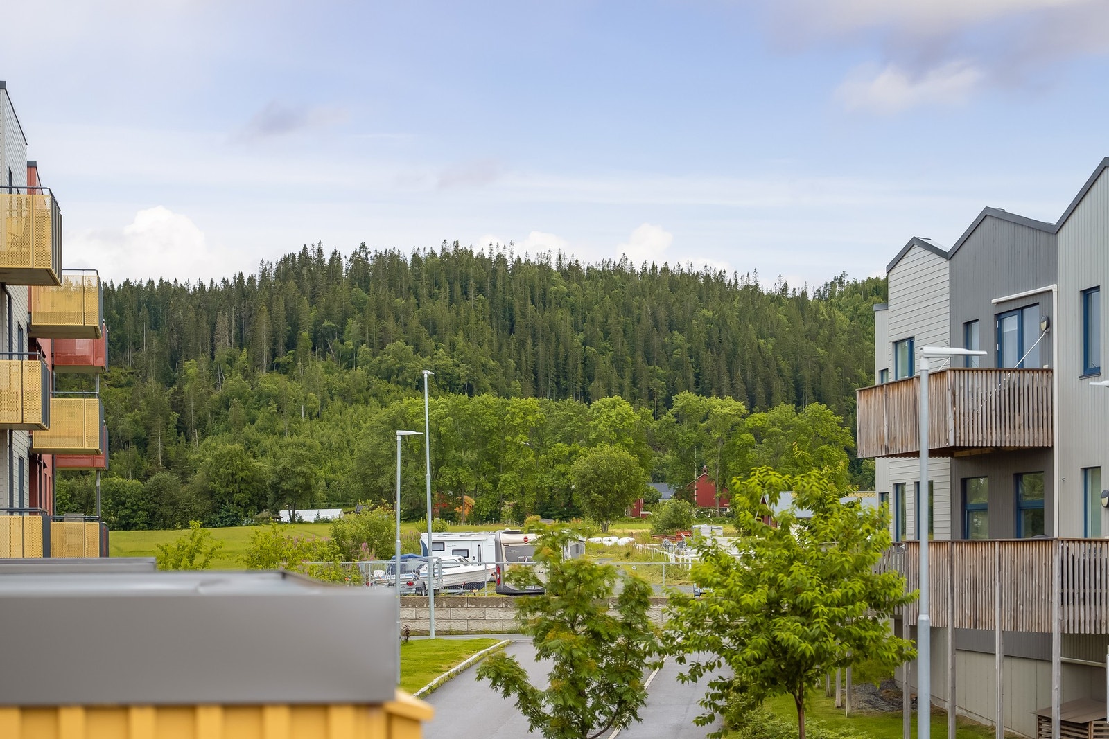 Luftig og fin utsikt - verandaen er på ca. 6 kvm. Galleribilde