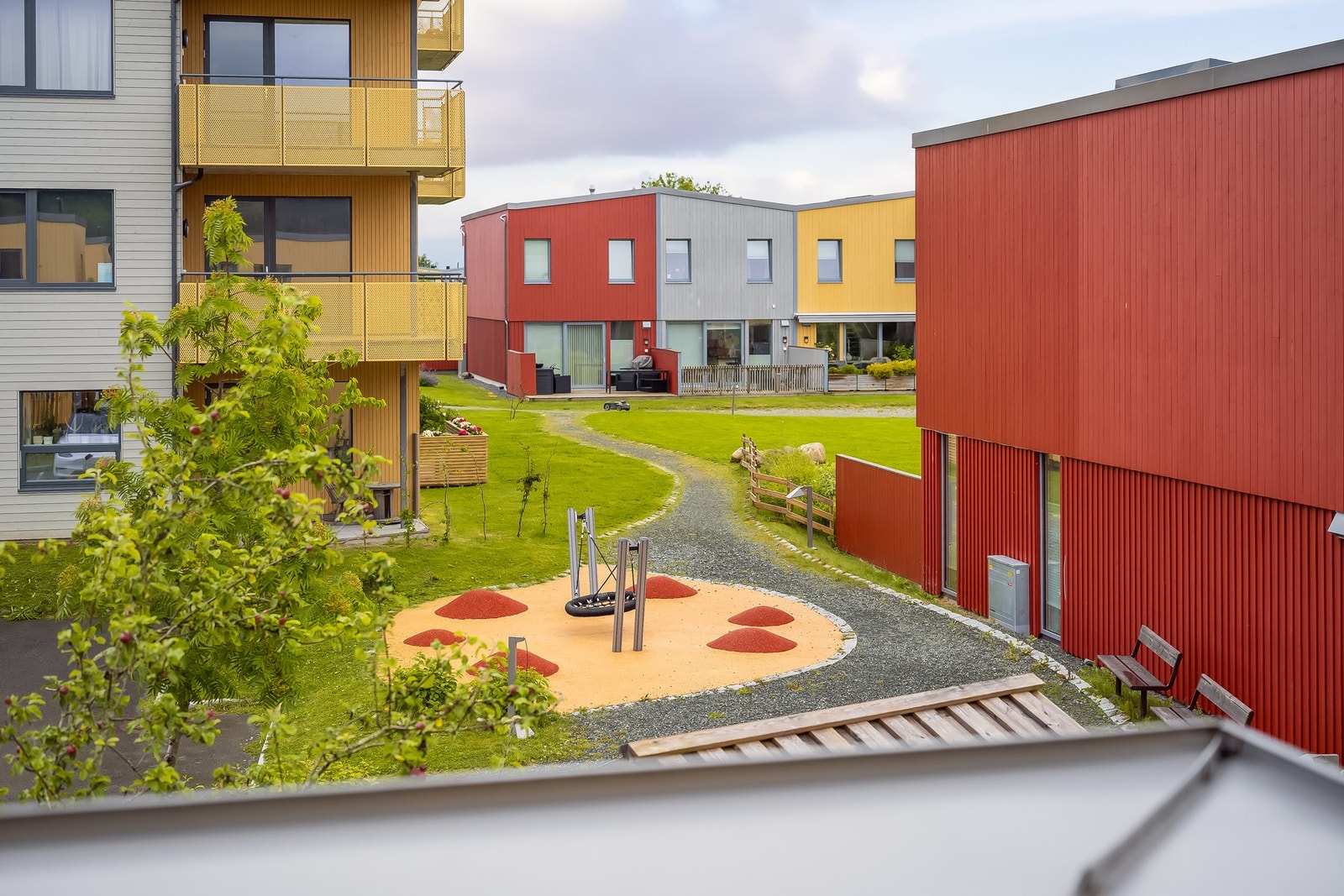 Det er åpent fellesareal foran boligen, som gir en luftigere og bedre bofølelse. Galleribilde