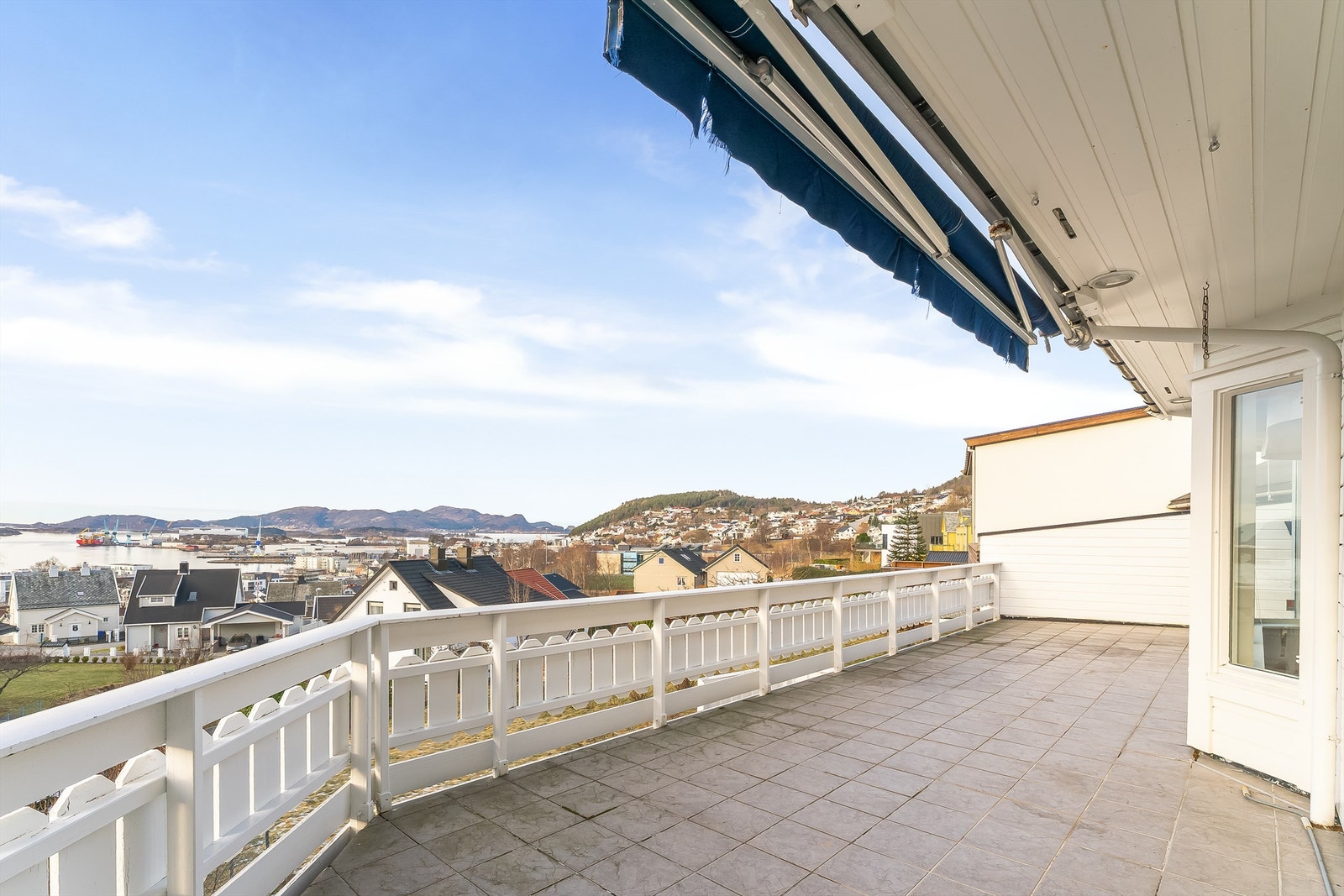 Romslig veranda i 1. etasje på ca 45 m² Galleribilde