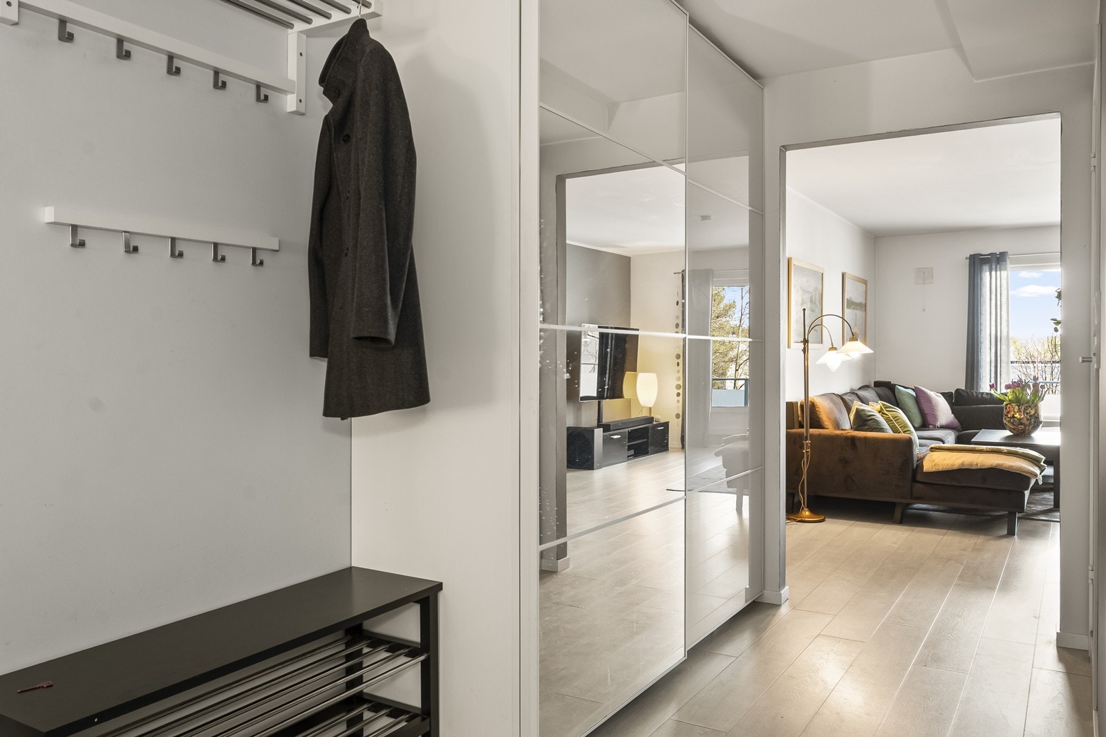 Fra gangen er det inngang til stuen. Gjennomgående laminatgulv i store deler av leiligheten. Galleribilde
