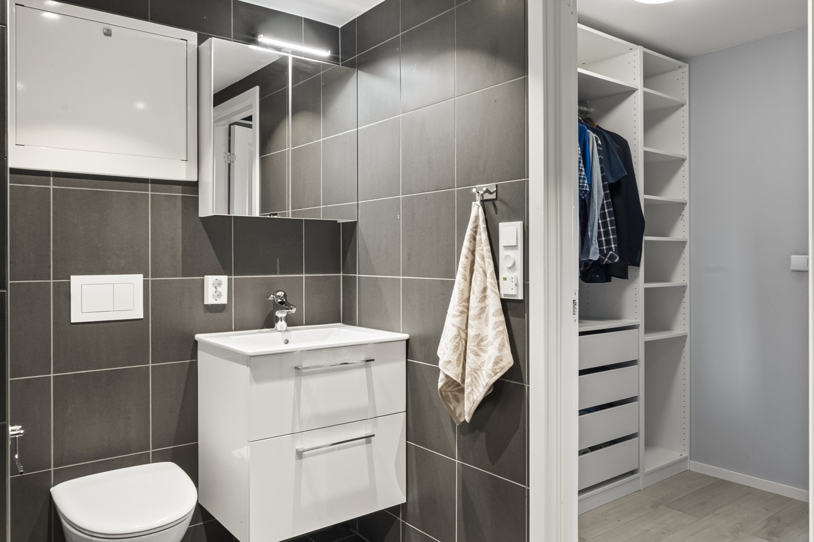 Dette badet er tilknyttet hovedsoverommet og er utstyrt med vegghengt toalett, servant og flislagt gulv med varmekabler. Galleribilde