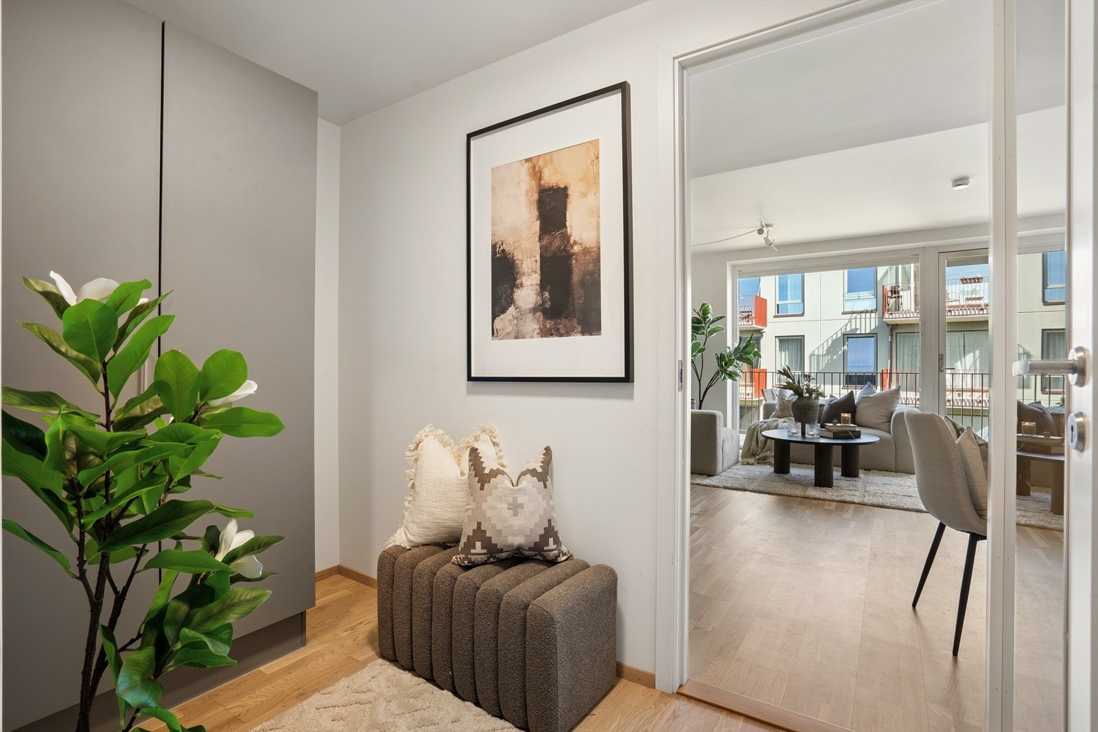 Praktisk entré med gode oppbevaringsmuligheter Galleribilde