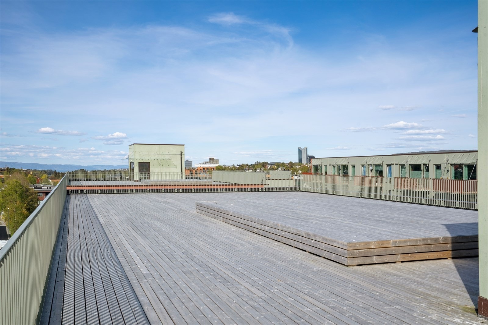 Sosial og velholdt takterrasse tilgjengelig for beboerne - Gode solforhold! Galleribilde