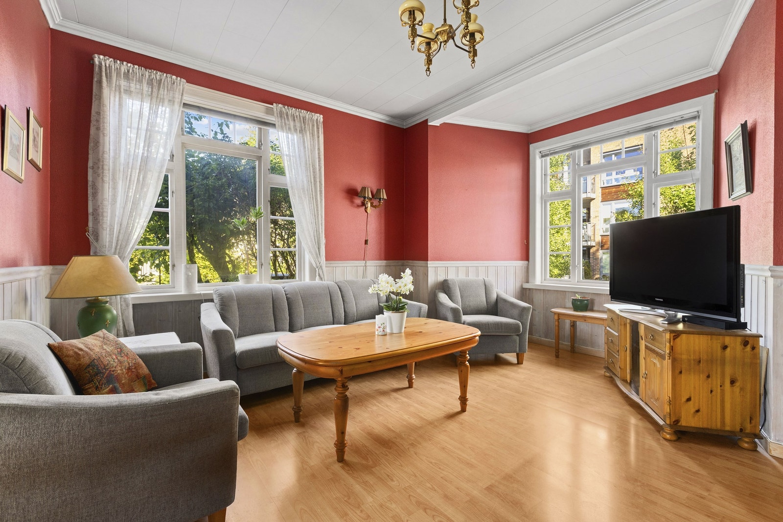 Romslig og innbydende stue med klassiske detaljer og store vindusflater som slipper inn rikelig med naturlig lys. Det er god plass til sofagruppe og øvrig møblering. Galleribilde