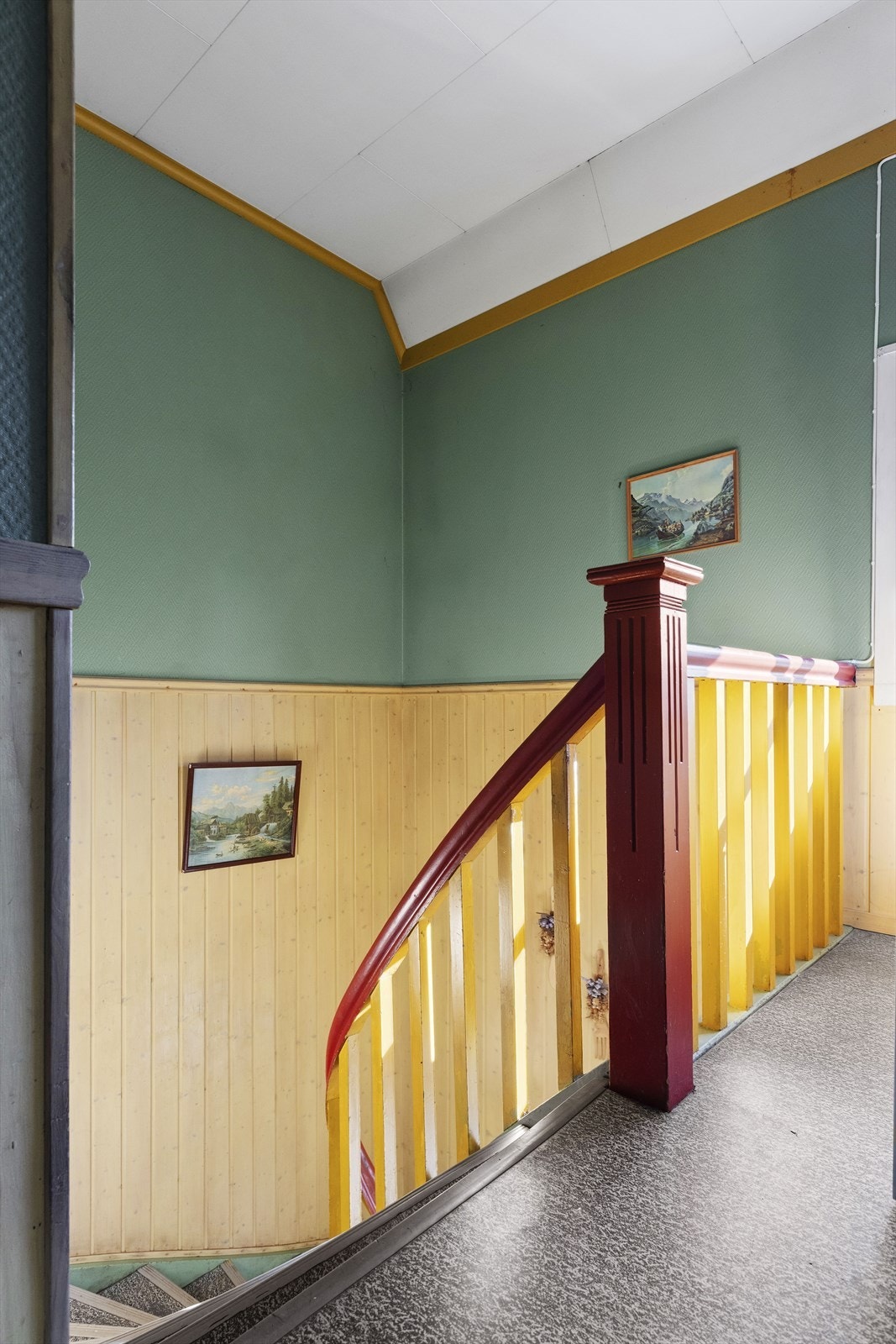 Malt tretrapp opp mot 2. etasje. Trappen sjarmerer med sine vakre, originale detaljer. Galleribilde