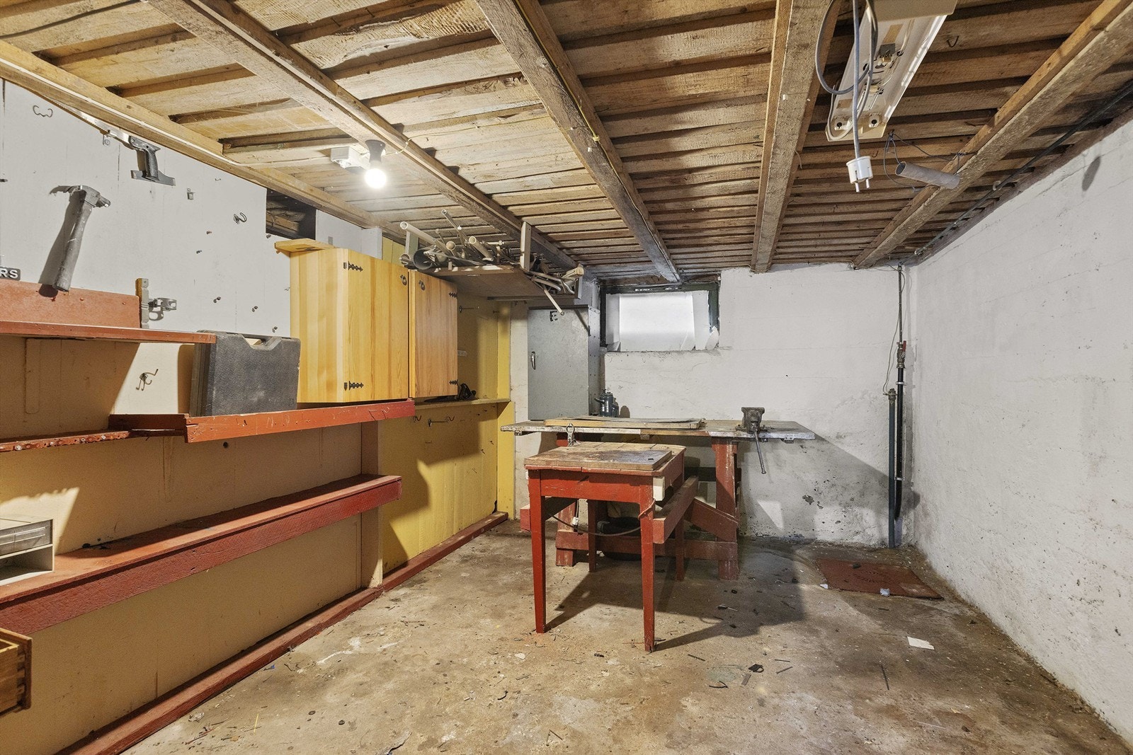 Kjelleren har betonggulv og betongvegger, med enkelte innvendige vegger av trepanel. Galleribilde