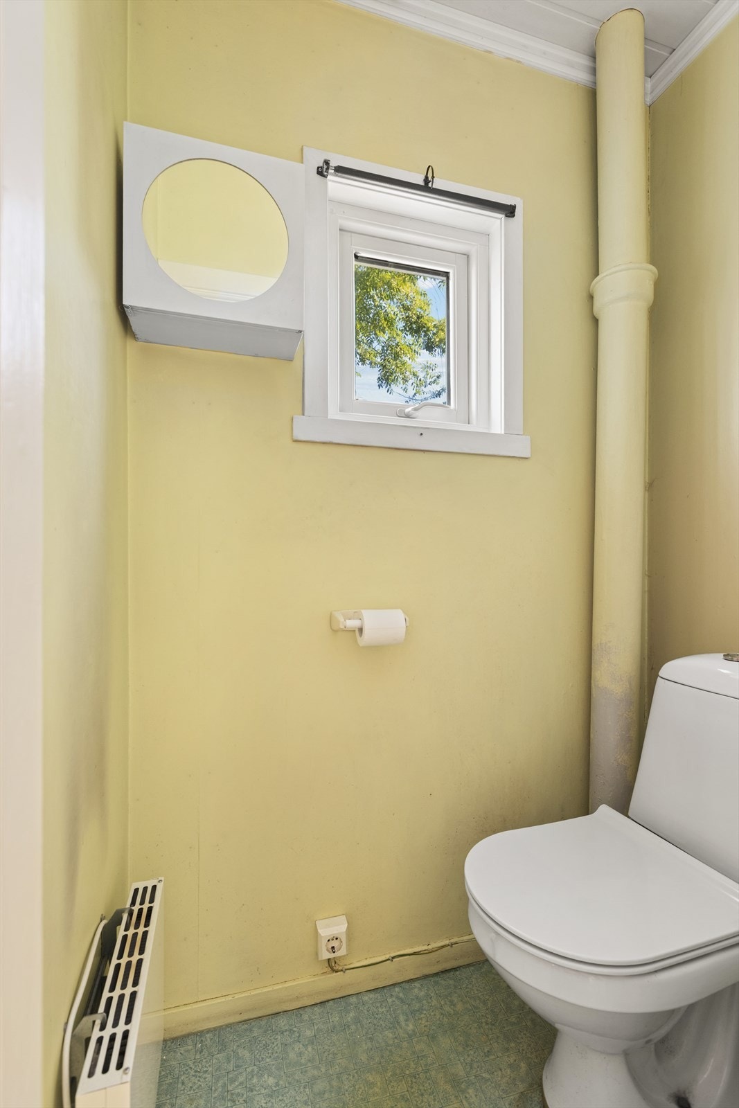 I tillegg til baderommet i 2. etasje, har boligen et praktisk WC i 1. etasje plassert like ved hovedinngangen. Rommet har belegg på gulvet, malte plater på veggene og panel i himlingen. Galleribilde
