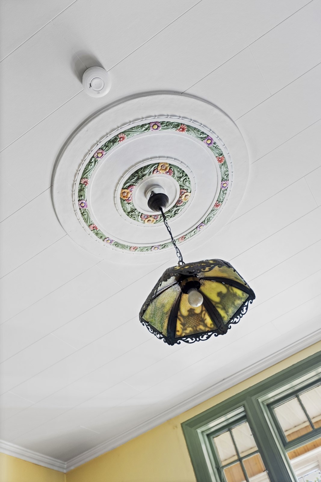 Klassisk takrosett med elegante detaljer. Galleribilde
