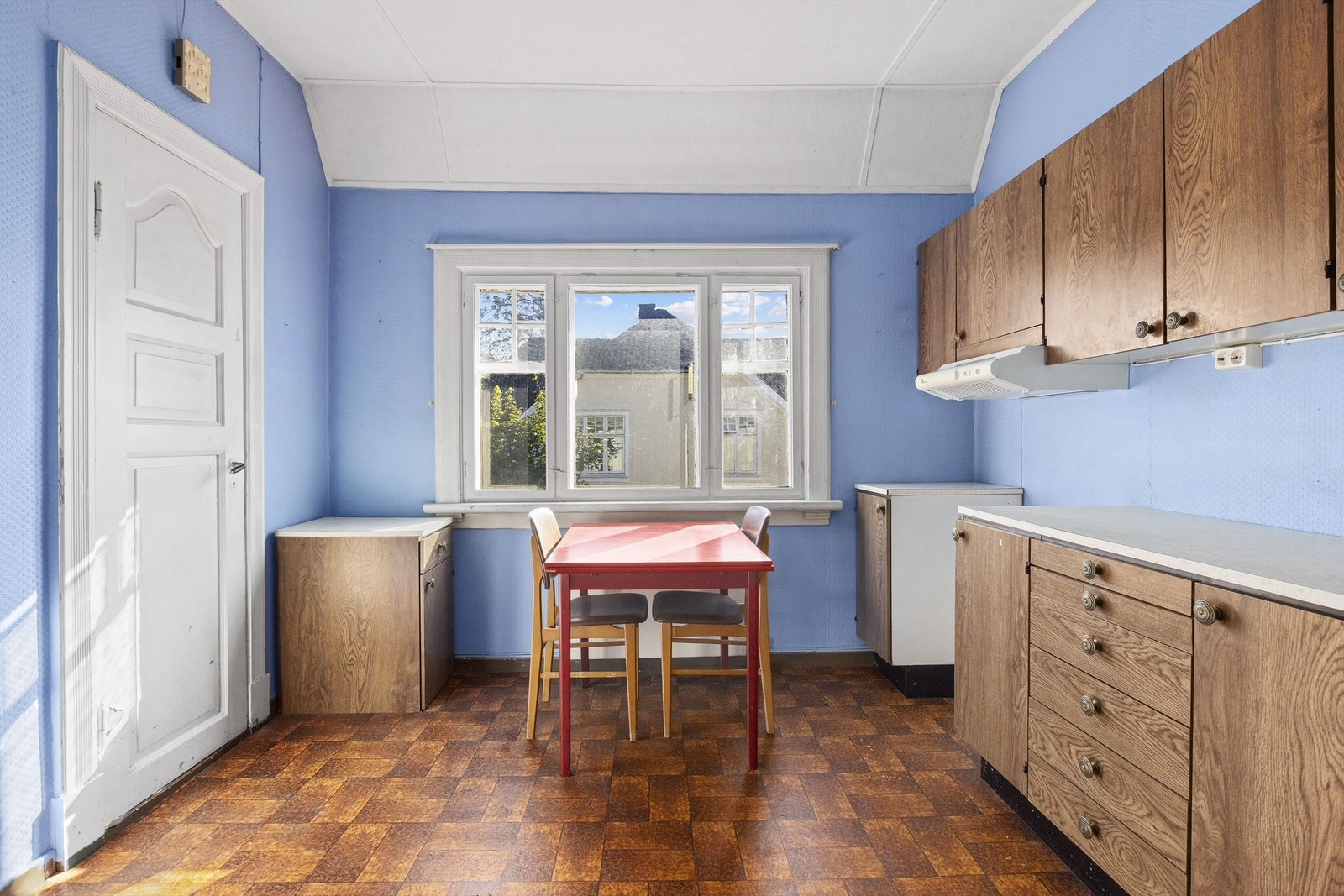 Boligens andre kjøkken i 2. etasje med glatte fronter og benkeplate i laminat. Det er montert kjøkkenventilator med avtrekk ut. Galleribilde