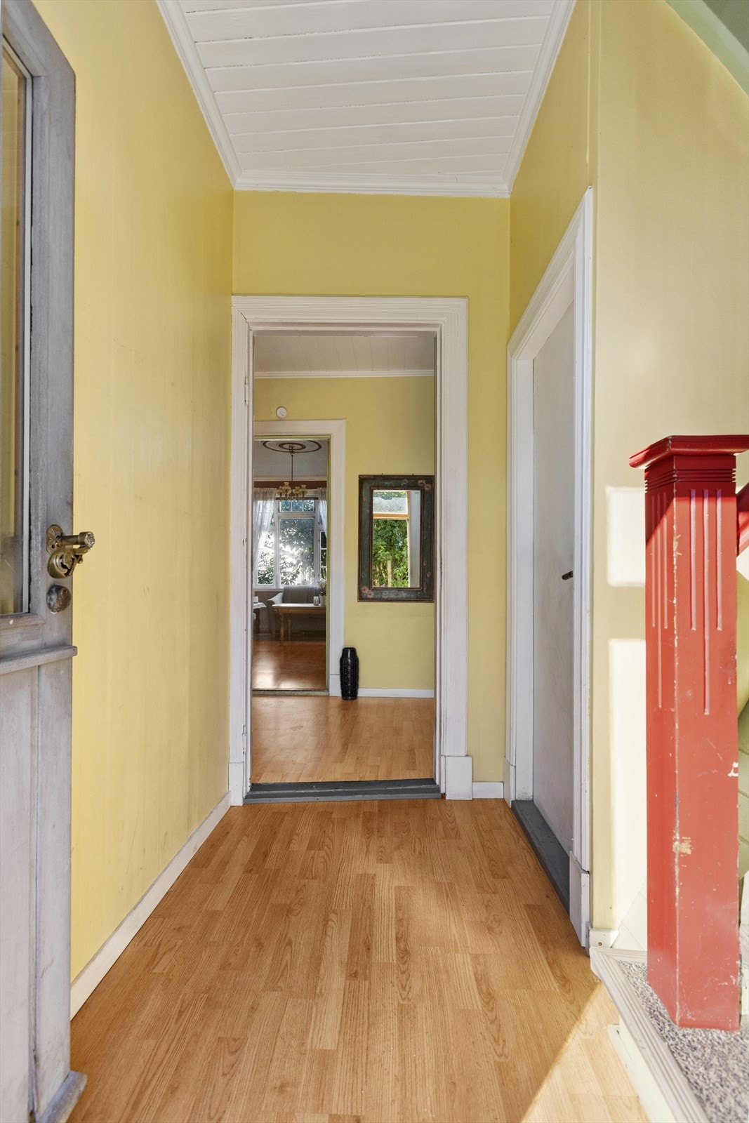 Sideinngang på boligens østside med koblingspunkt til både trapp og entré. Galleribilde