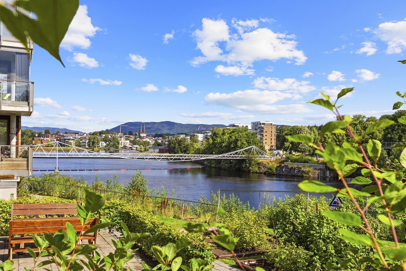 Svært sentral beliggenhet med gangavstand til både Herkules kjøpesenter og Skien sentrum, samt kort vei til skole, barnehager. Skien Fritidspark ligger ca. 5 min unna med bil og tilbyr blant annet badeanlegg, klatrepark, lysløyper og padel. Foto: A7 media Galleribilde