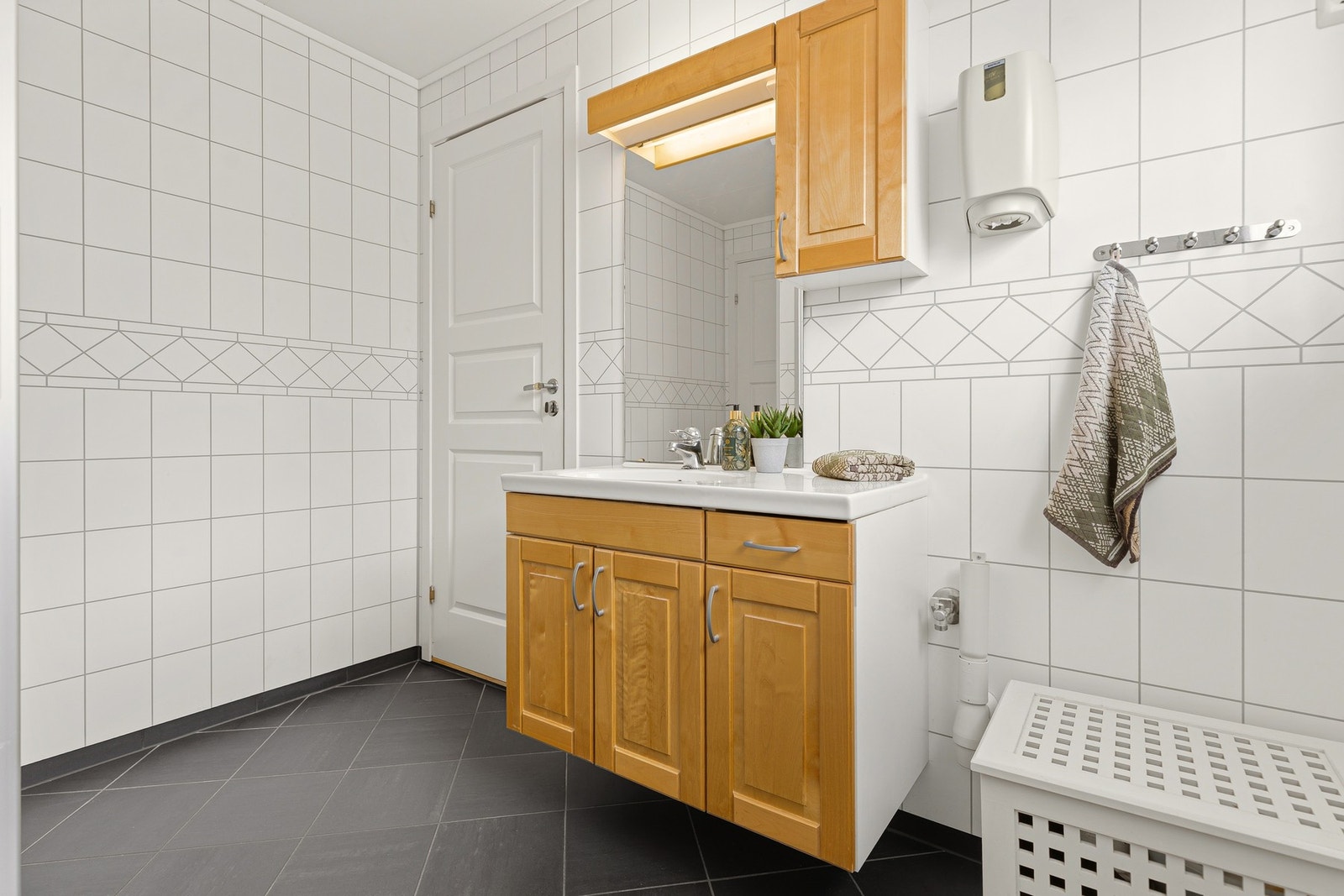Et pent bad modernisert i 2009 med god oppbevaringsplass, pent materialvalg og en praktisk planløsning. Galleribilde