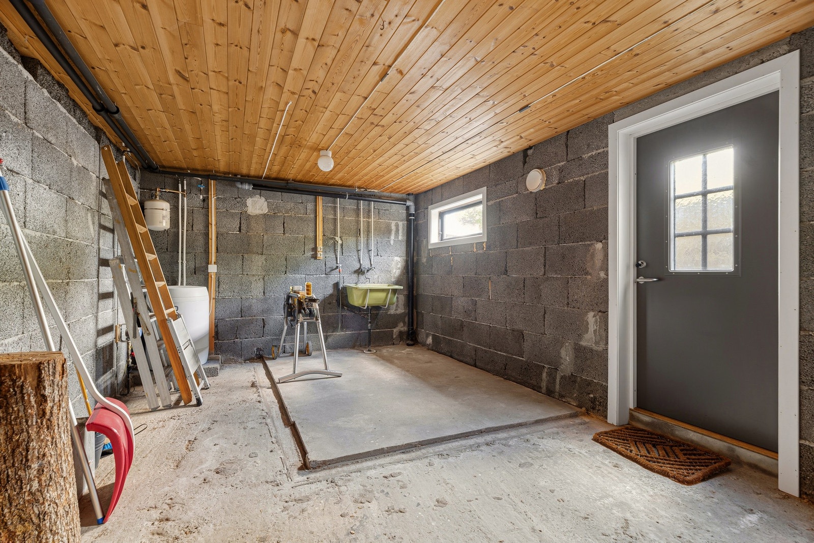 Uinnredet del av underetasjen god lagringsplass og direkte adkomst til boligen - en komfortabel løsning som gjør hverdagen enklere. Galleribilde
