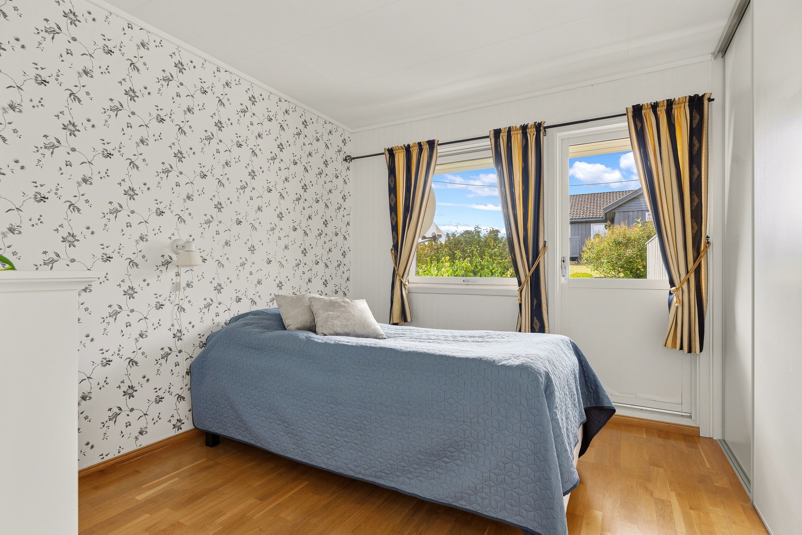 Lyst og innbydende hovedsoverom med skyvedørsgarderobe og direkte utgang til den solrike terrassen. Galleribilde