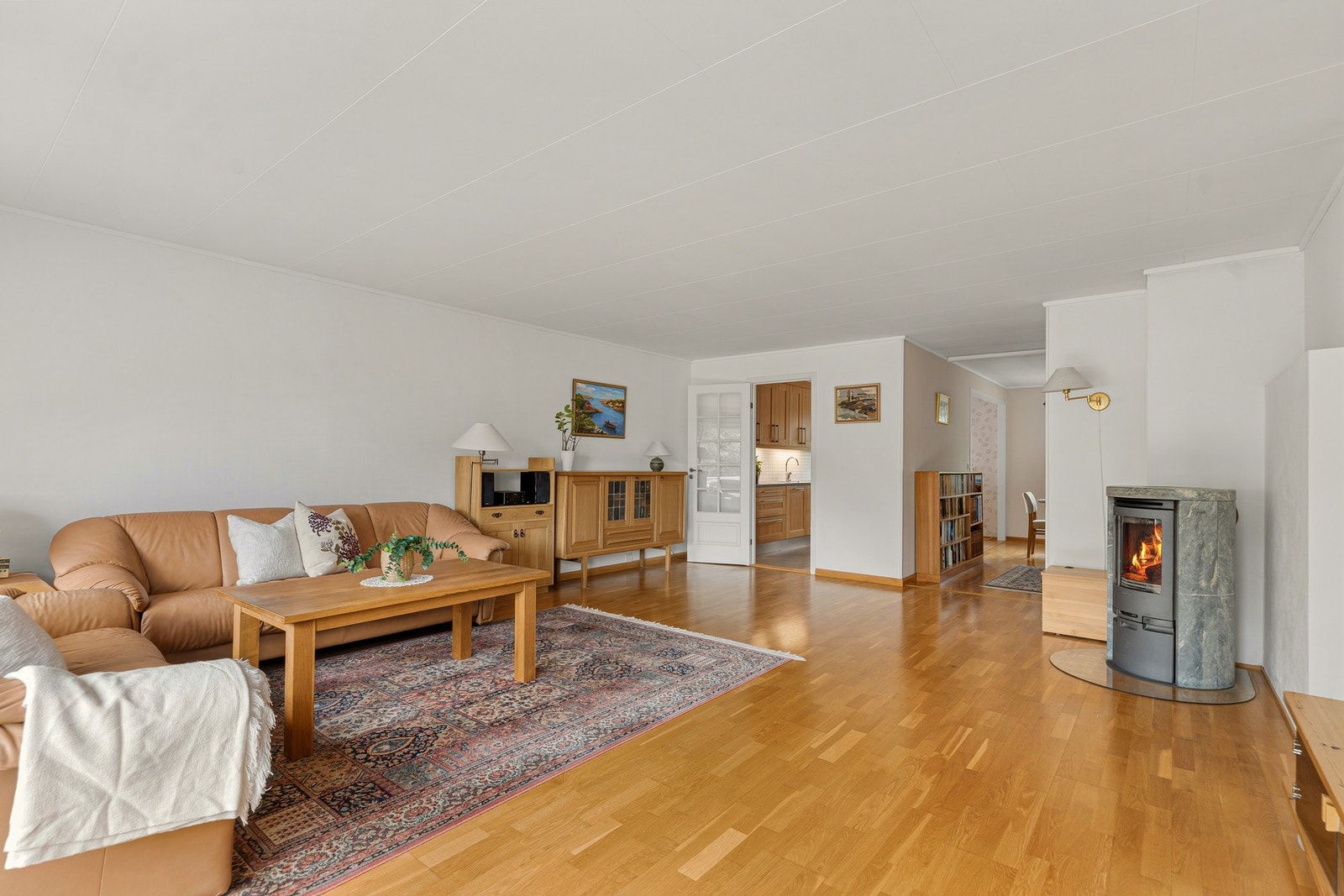 Den åpne og romslige stuen byr på en lekker peisovn med kleberstein og gode møbleringsmuligheter. Galleribilde