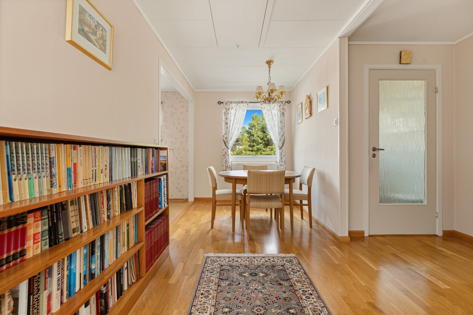 En lys og innbydende spisestue med god plass til familie og gjester - naturlig plassert mellom kjøkken og stue for et sosialt og funksjonelt hjem. Galleribilde