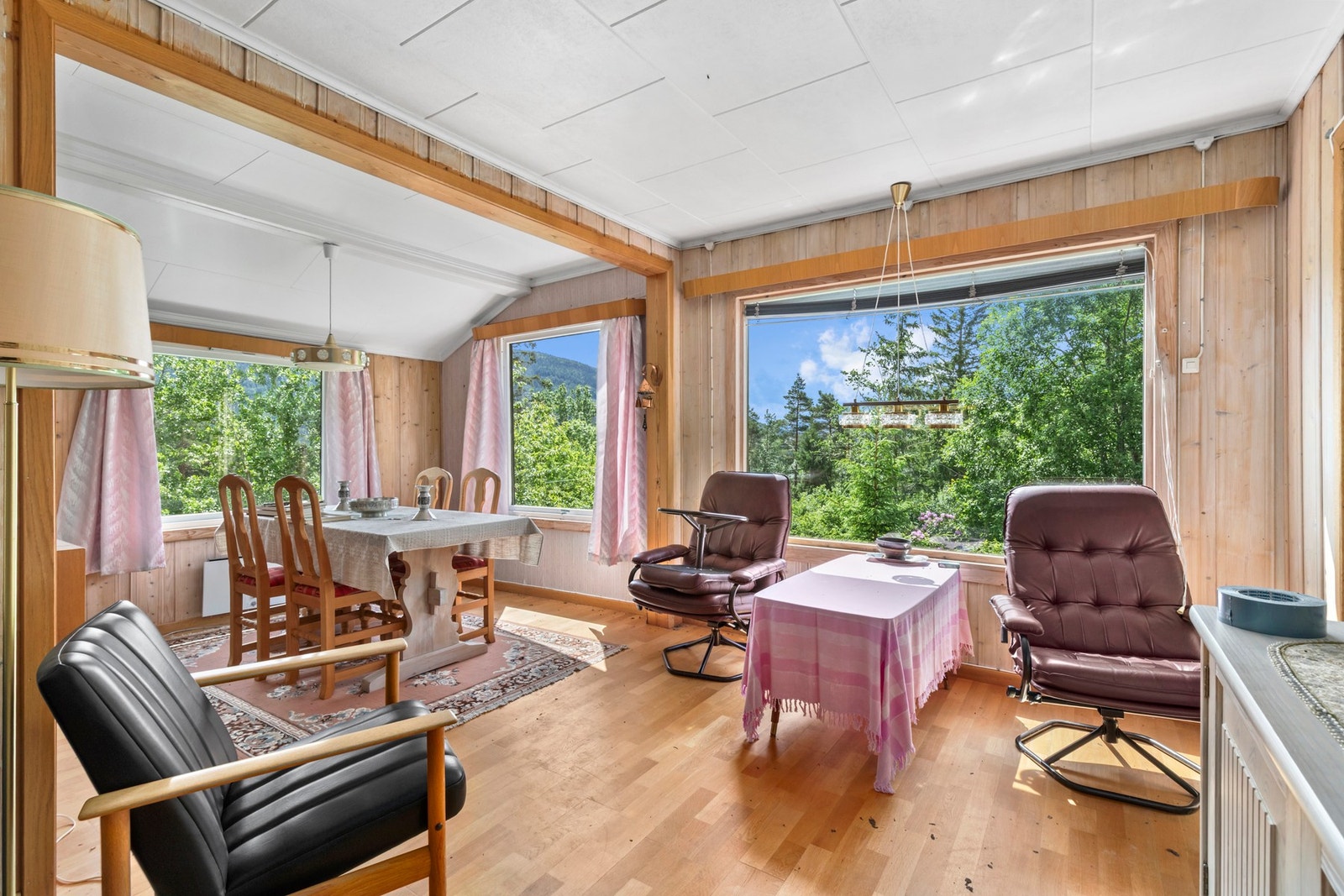 Stue med store vindusflater Galleribilde