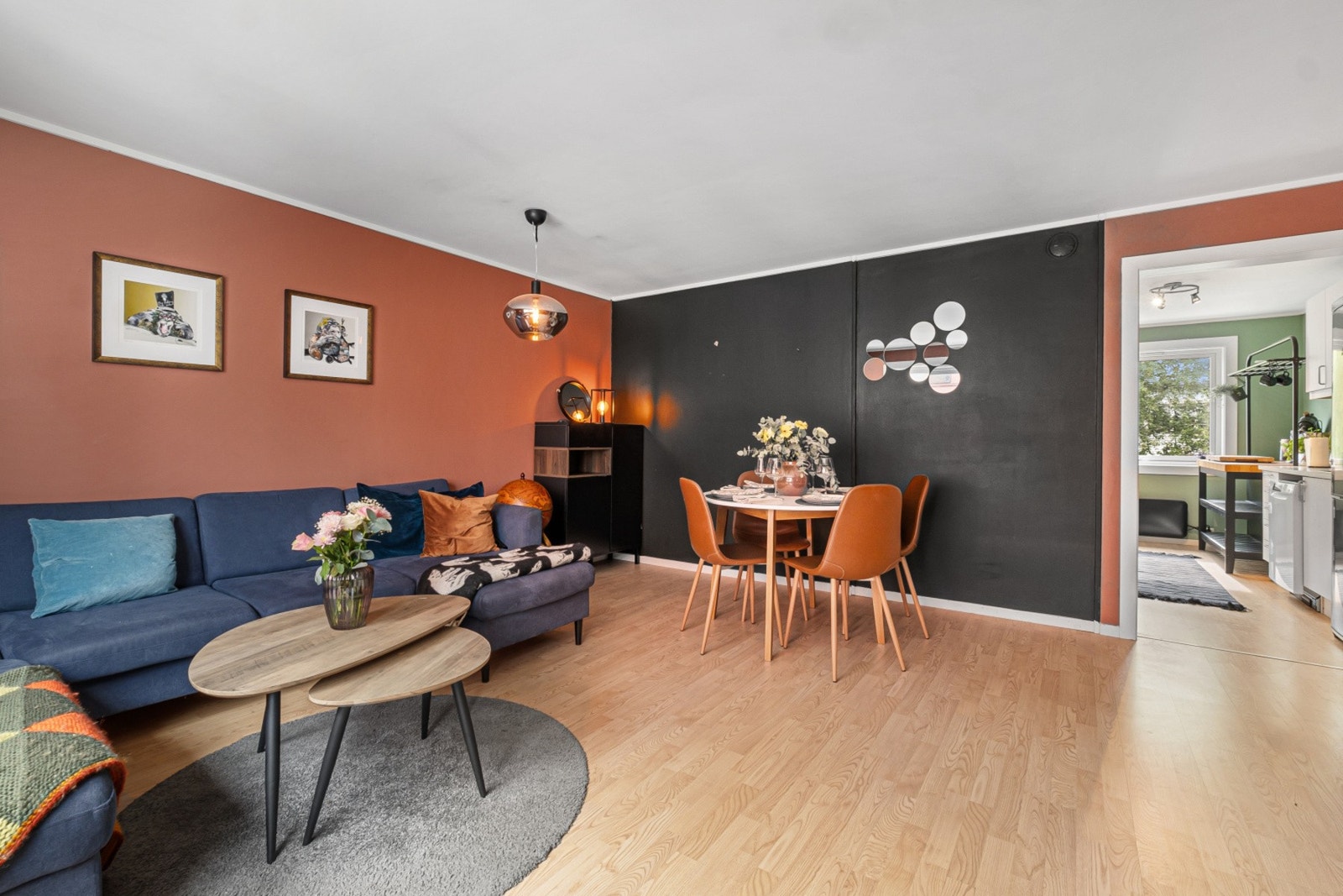 Stuen er romslig og gir plass til både sofagruppe og spisebord. Galleribilde