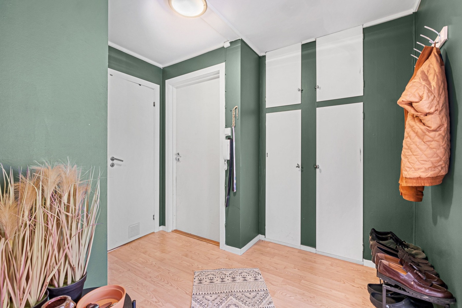 Entré med garderobeskap for yttertøy og sko. Galleribilde