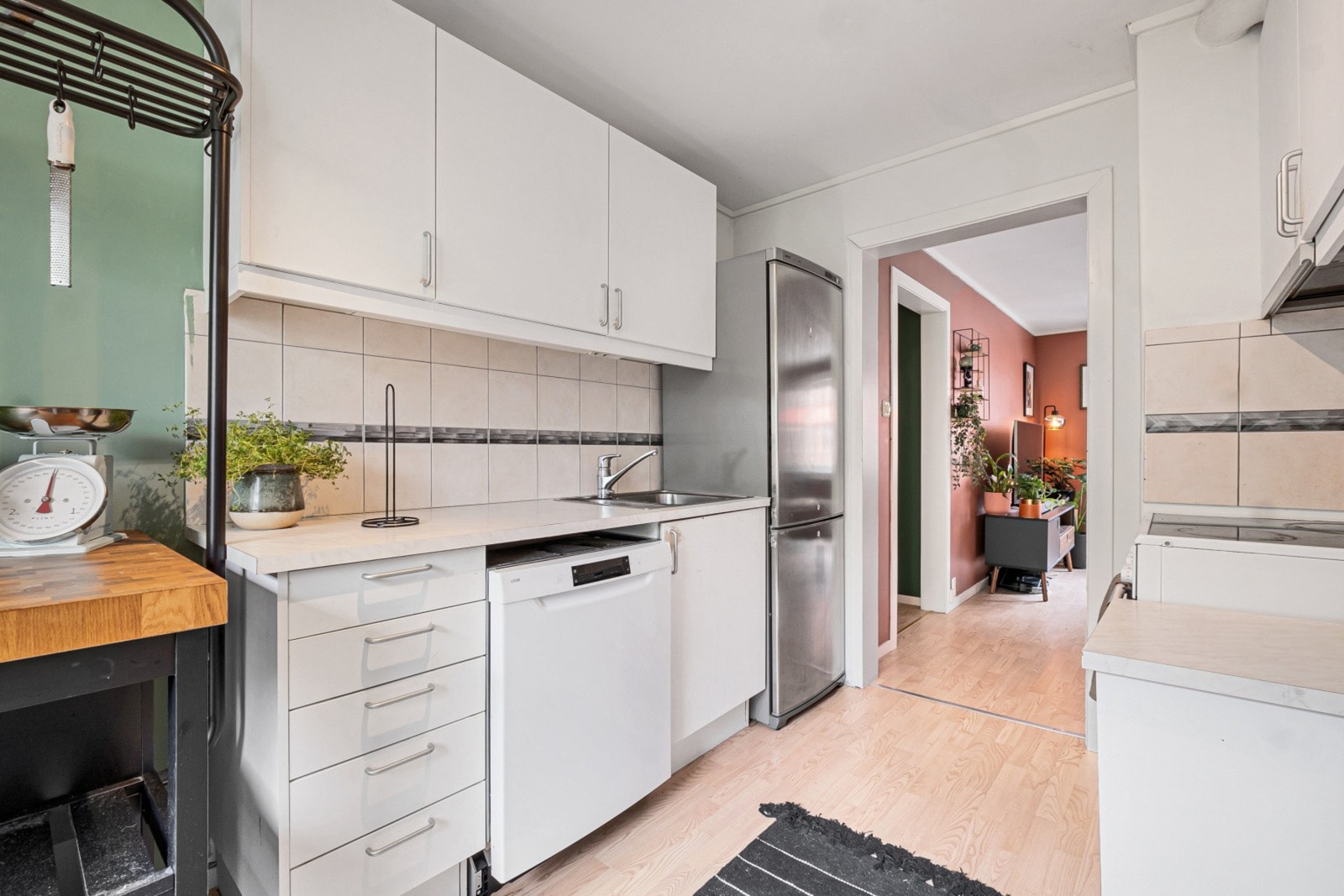 Godt med skapplass for oppbevaring i over- og underskap. Galleribilde