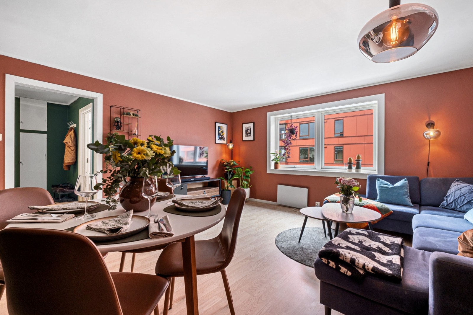 Stuen er et sosialt samlingspunkt med flere møbleringsmuligheter. Galleribilde