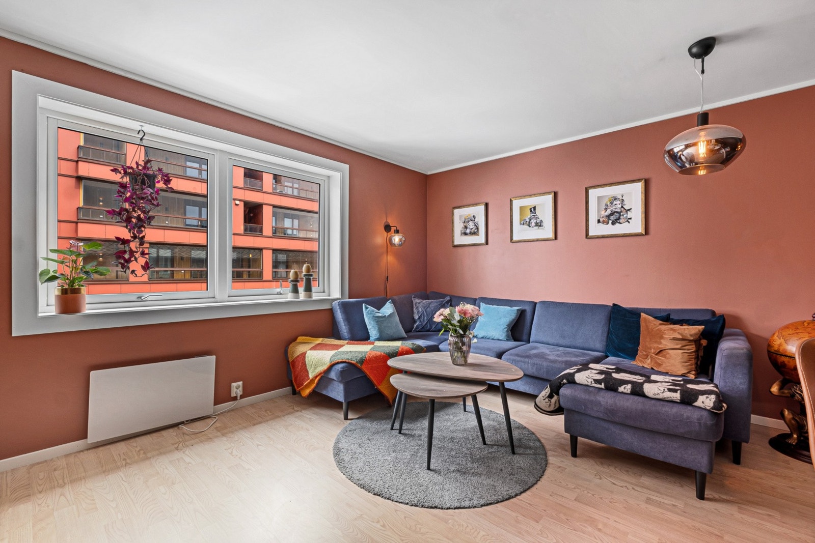 Store vindusflater i stuen slipper inn rikelig med dagslys. Galleribilde