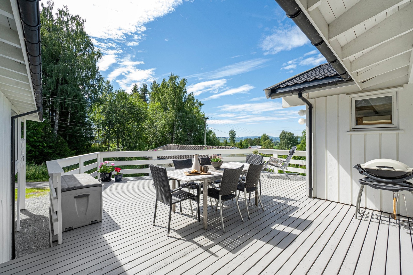 Stor felles terrasse med tilbygg Galleribilde