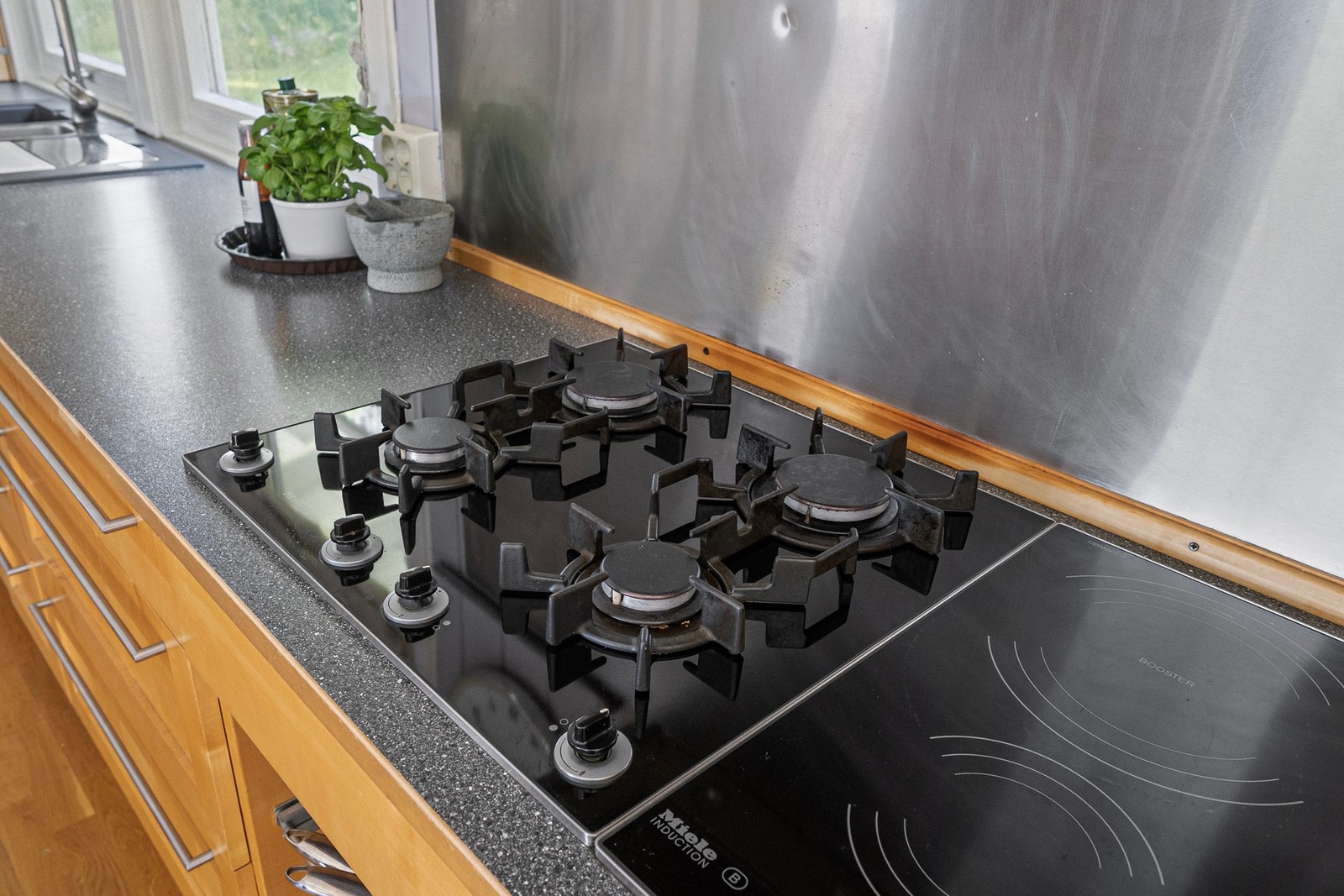 Miele gasskomfyr og induksjon Galleribilde