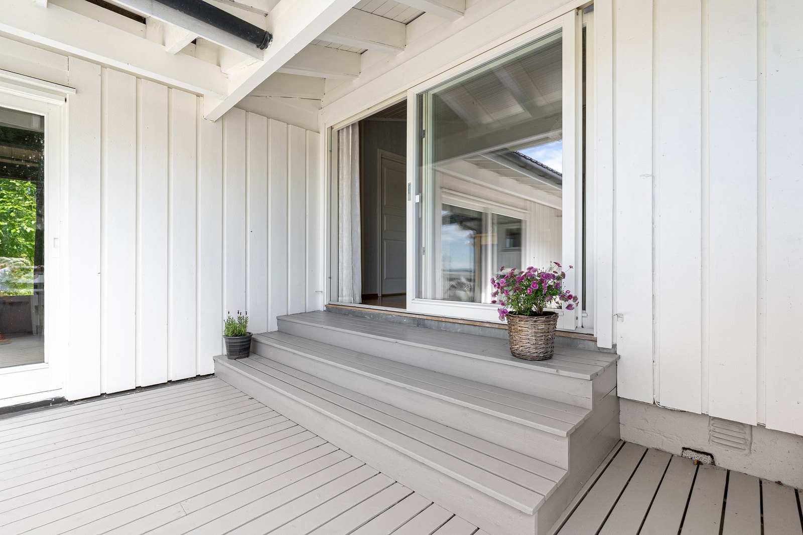 Utgang fra spisestue til terrasse Galleribilde
