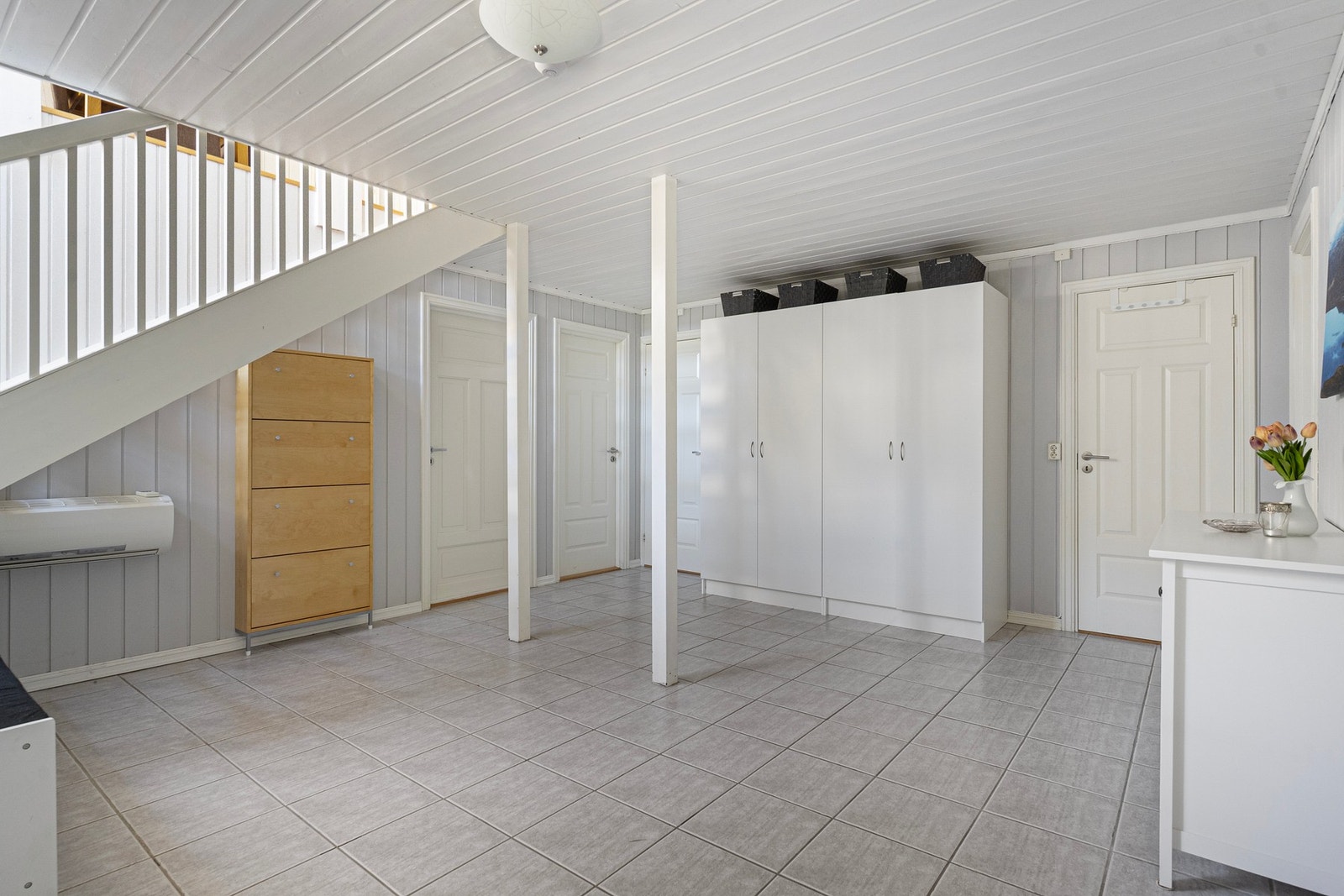 Luftig og romslig hall. Galleribilde