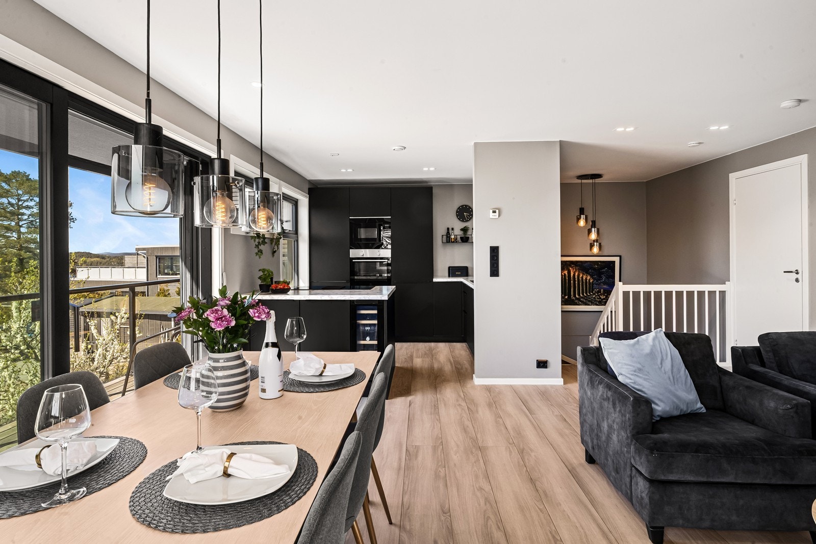 I andre etasje finner du en åpen løsning mellom stue og kjøkken, med plass til både spisebord og sofagruppe. Galleribilde