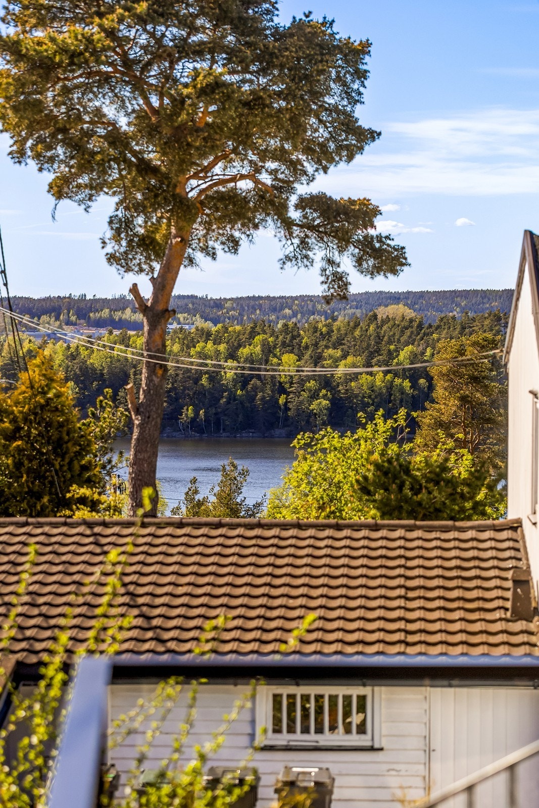 Fra boligen er det glimt av Tunevannet. Galleribilde