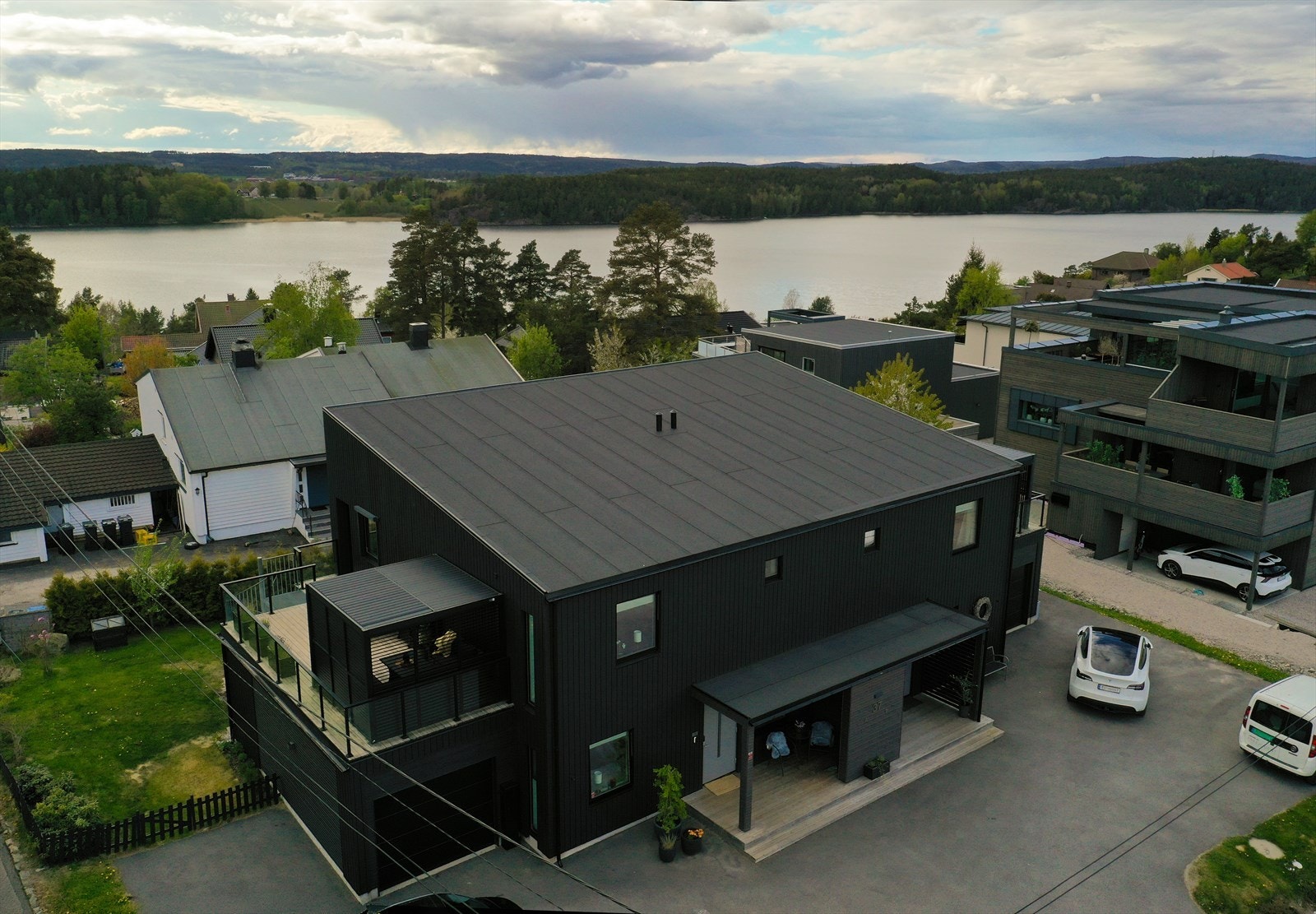 Eiendommen ligger i et etablert boligområde med nærhet til Tunevannet. Galleribilde