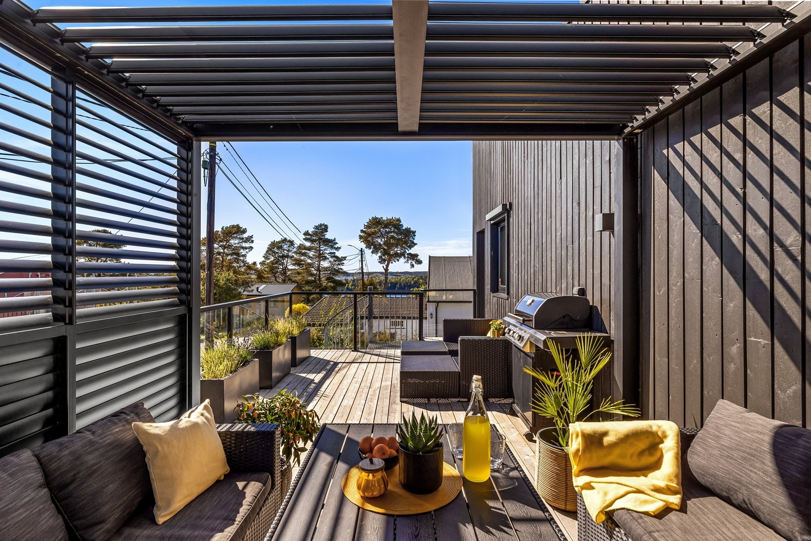 En av terrassene i andre etasje er utstyrt med en overbygget pergola med justerbare sidevegger. Galleribilde