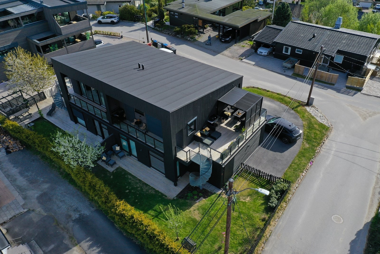 Tomannsboligen har en moderne arkitektur med stående kledning og funksjonelle uteplasser. Galleribilde