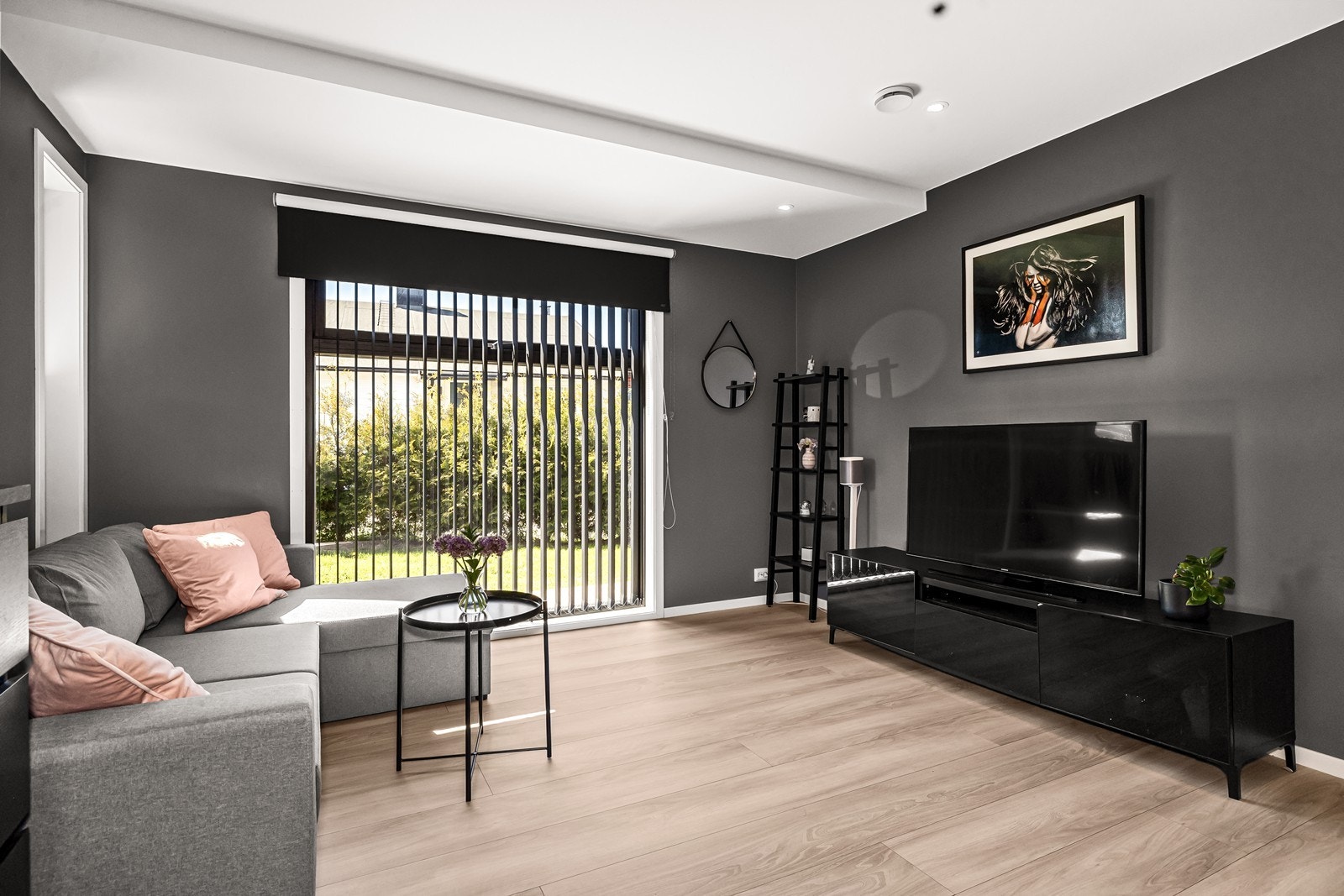 Stuen i første etasje gir ekstra fleksibilitet for familien, som tilbaketrukket tv-stue eller en samlingsplass for barn/ungdom i huset. Det ekstra store vinduet gir godt lysininslipp til rommet. Galleribilde