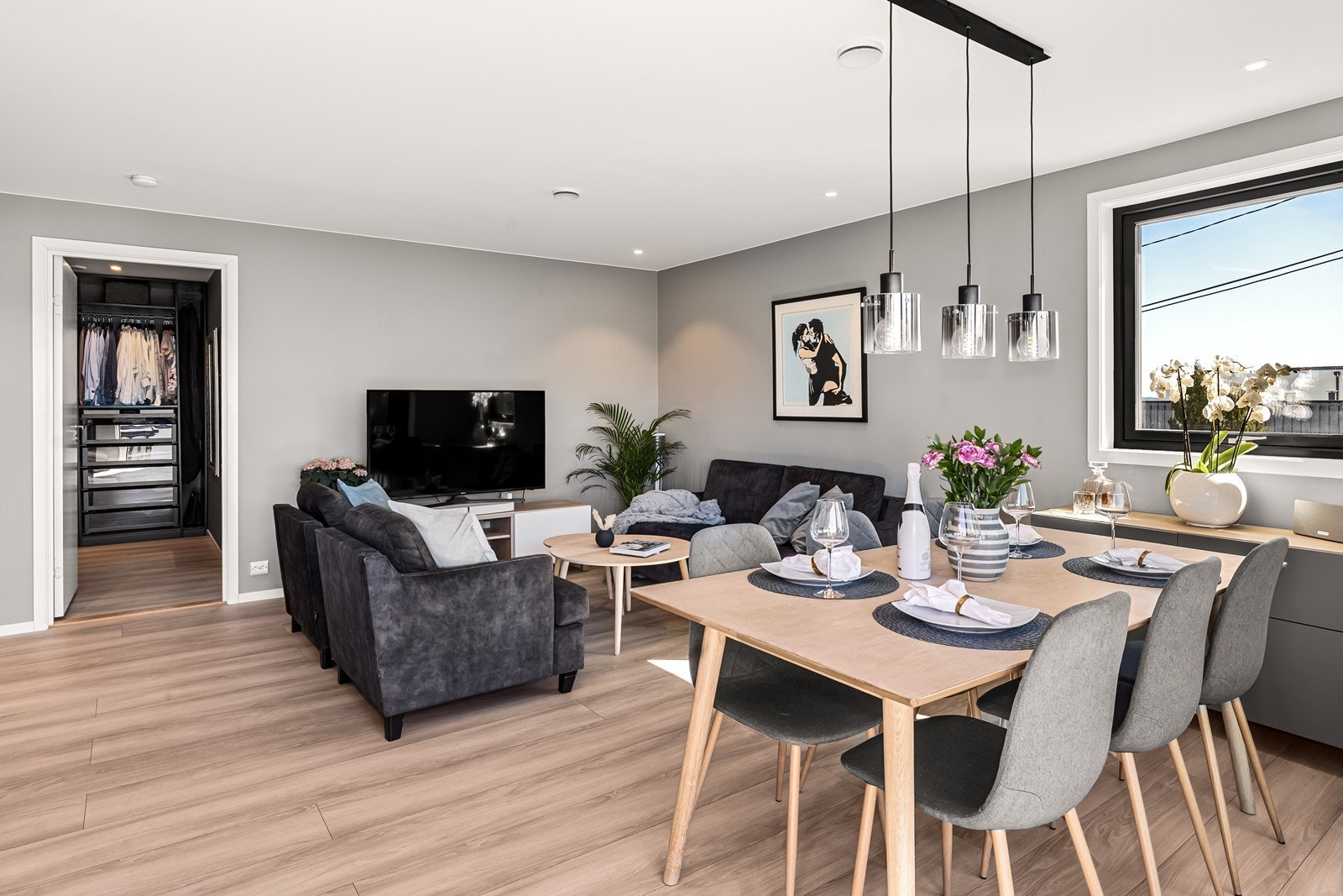 Stuen har gjennomgående laminatgulv og malte platevegger, som i de fleste av boligens oppholdsrom. I himlingene er det innfelte downlights for god lyssetting. Galleribilde