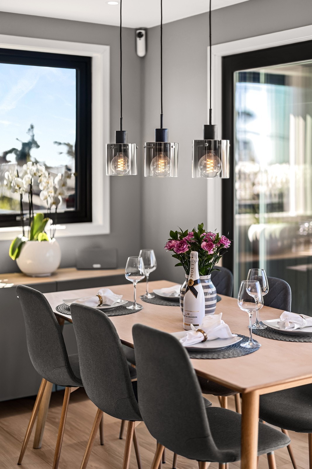 Detalj fra spiseplassen. Boligen har 3-lags glass i vinduene fra byggeåret. Galleribilde