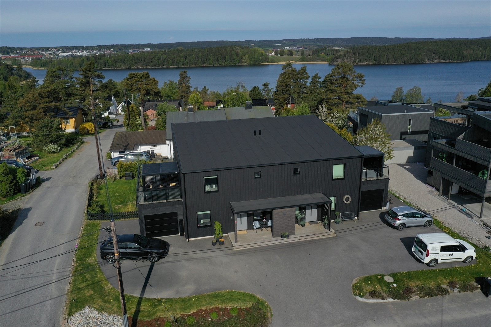 Boligen ligger i et område med kort vei til skoler, barnehager og servicetilbud. Galleribilde